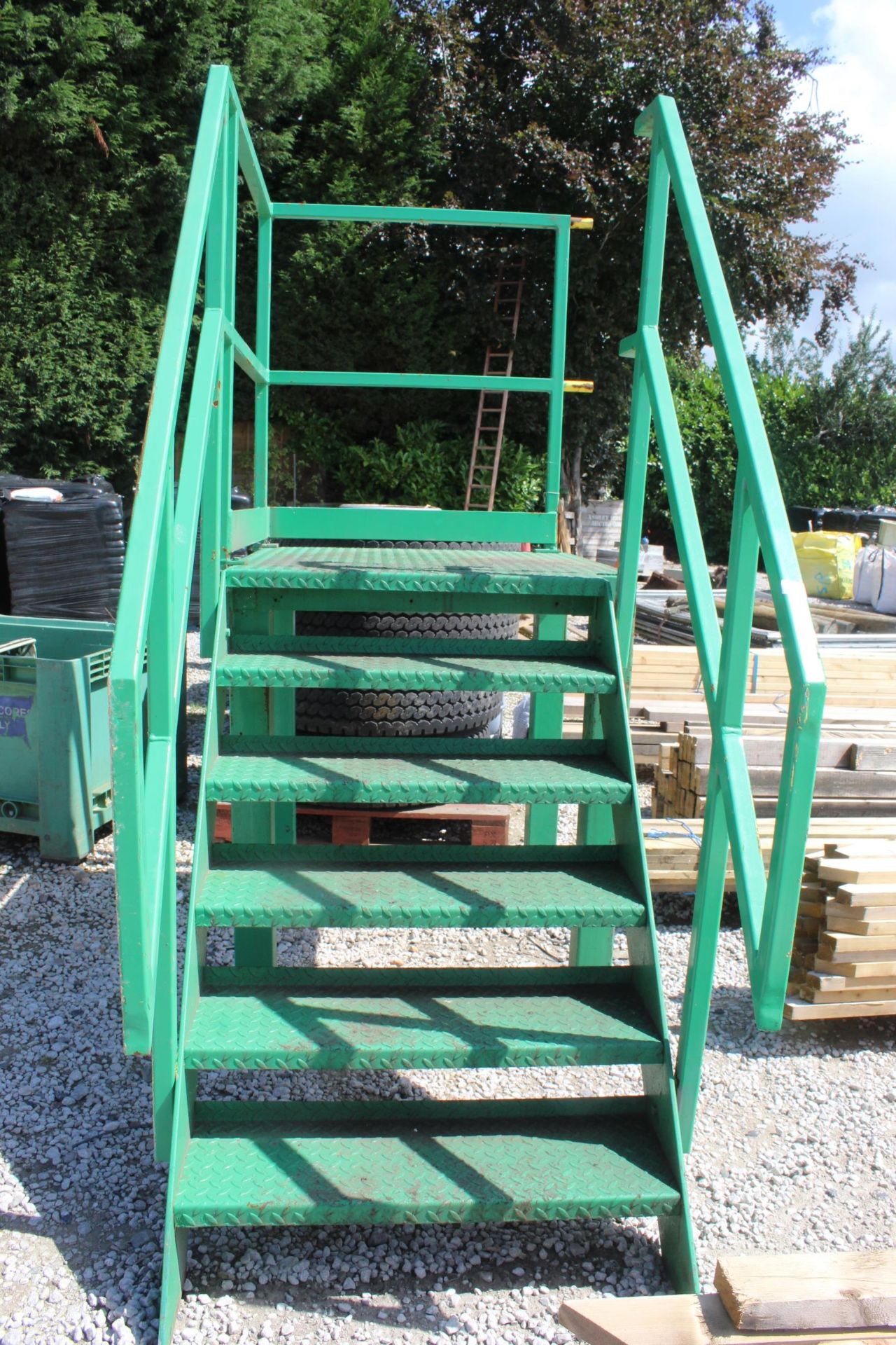 GREEN METAL STEPS NO VAT - Image 2 of 2