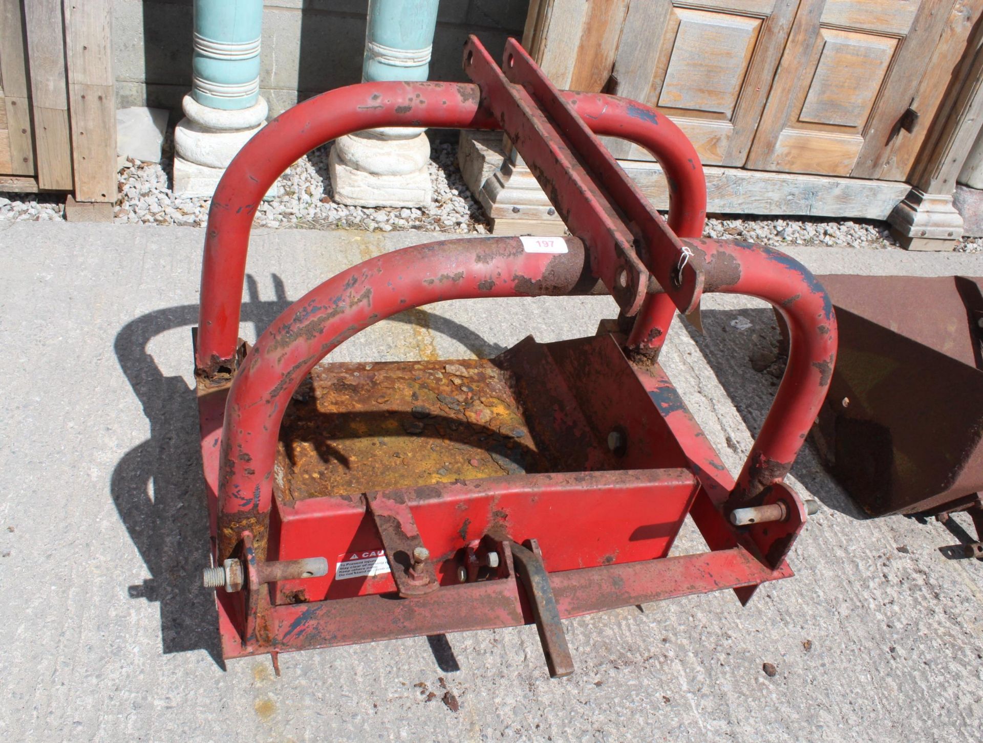 A 2FT TRACTOR THREE POINT LINKAGE BUCKET WORKING ORDER NO VAT