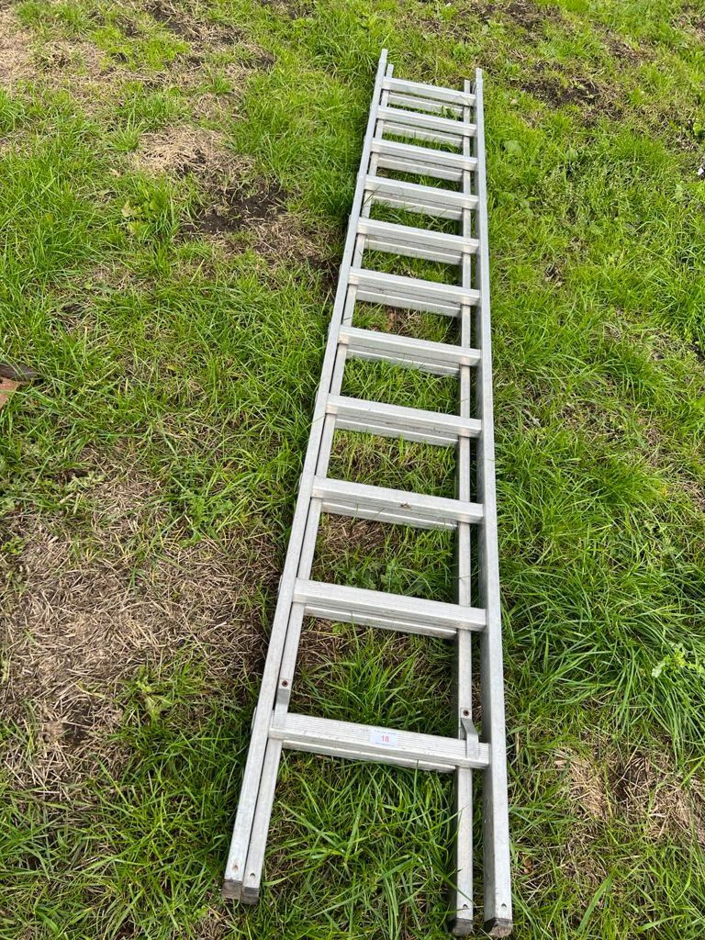 ALUMINIUM EXTENDING LADDER TOTAL 22 RUNGS + VAT