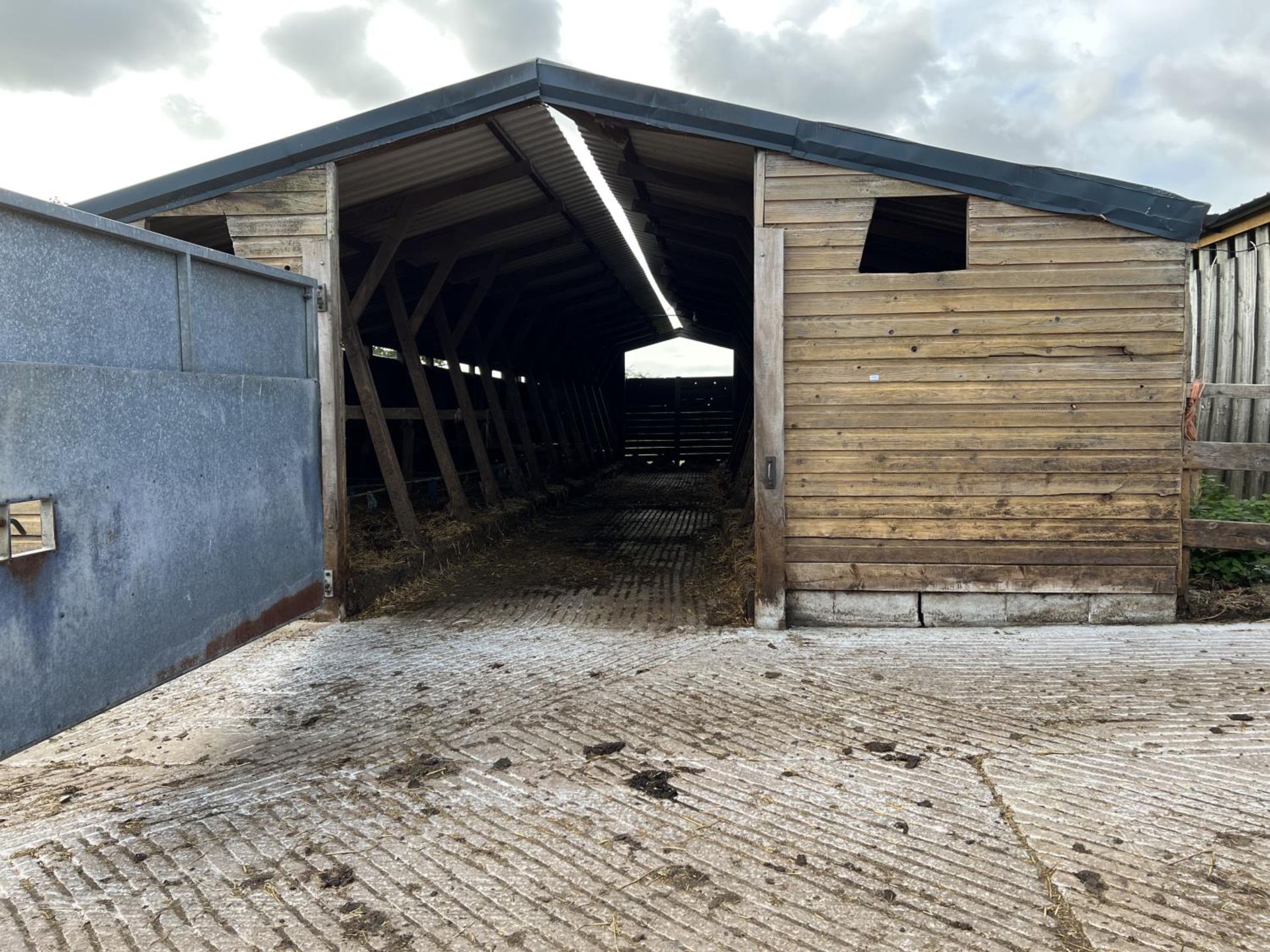 CHALLOW 26 STALL COW KENNEL - 3 WEEKS TO REMOVE. (SHEETED DOOR LOT 206) + VAT