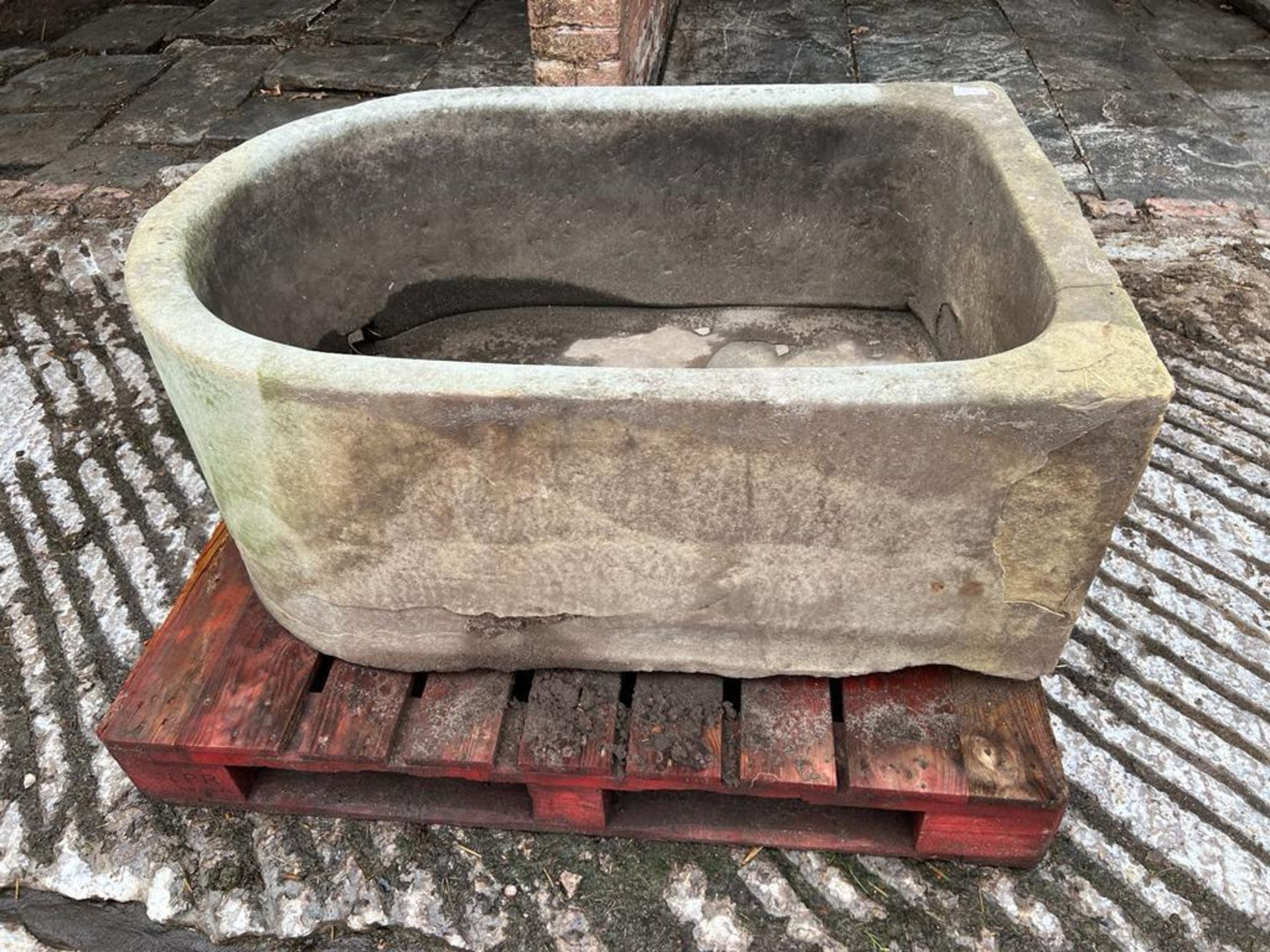 A STONE PUMP TROUGH APPROX 4' LONG WITH A CRACK AT ONE END (ON A PALLET) + VAT - Image 2 of 3