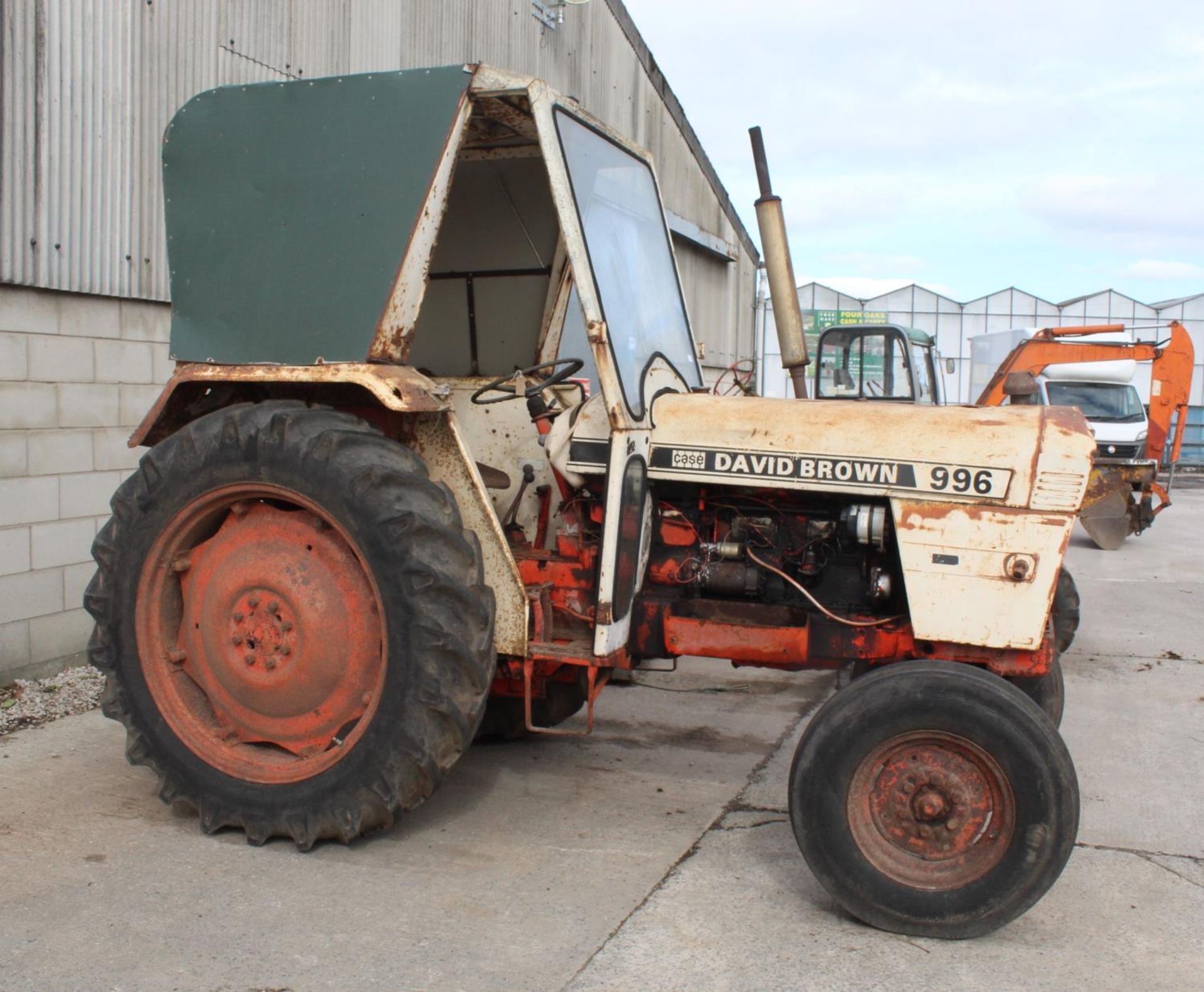 A DAVID BROWN 996 TRACTOR WITH 4868 HOURS ON THE CLOCK +VAT