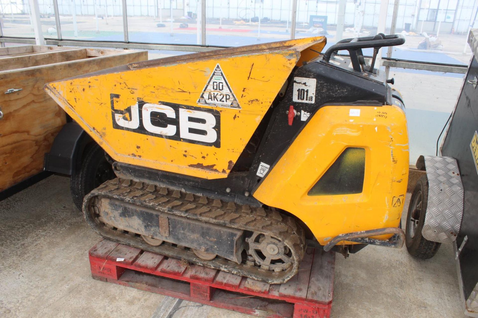 JCB HTD-5 HIGH TIP TRACKED DUMPER 2017 DIESEL - KEY START - KEY IN OFFICE - PLUS VAT