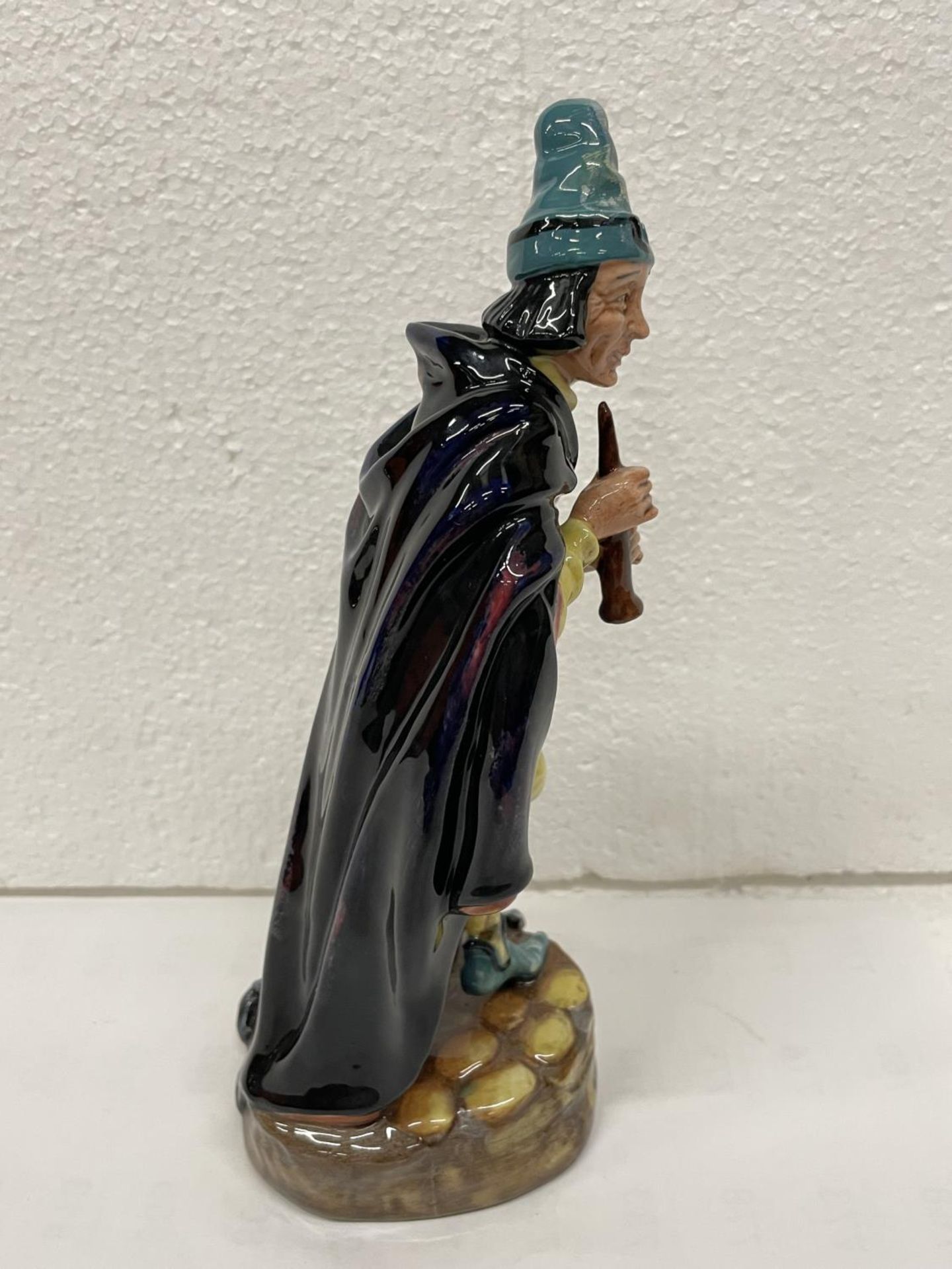 A ROYAL DOULTON FIGURE THE PIED PIPER HN 2102 - Image 2 of 5