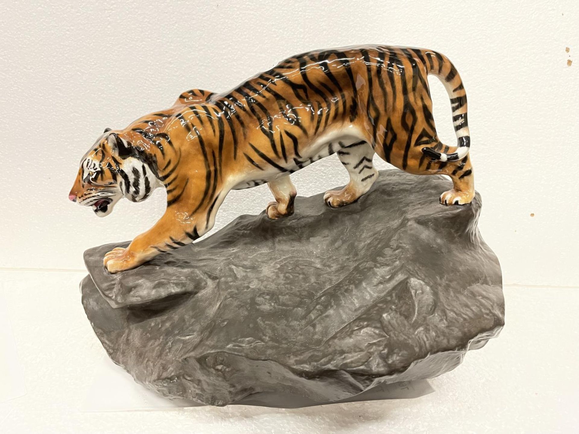 A RARE ROYAL DOULTON FIGURE TIGER ON THE ROCK HN 2639 FROM THE PRESTIGE CATS SERIES DESIGNED BY