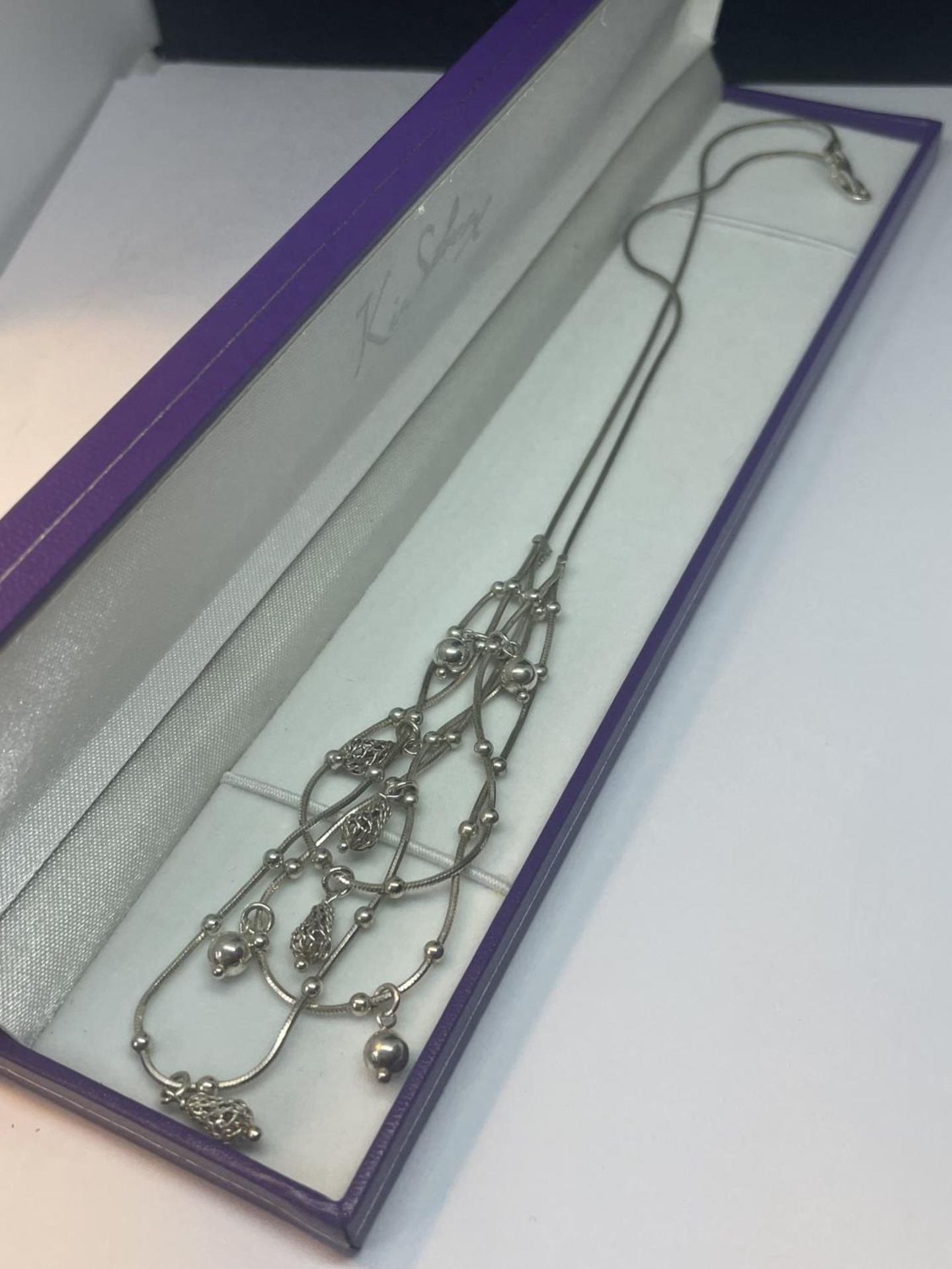 A MARKED SILVER NECKLACE WITH A THREE STRAND DESIGN IN A PRESENTATION BOX - Image 4 of 4
