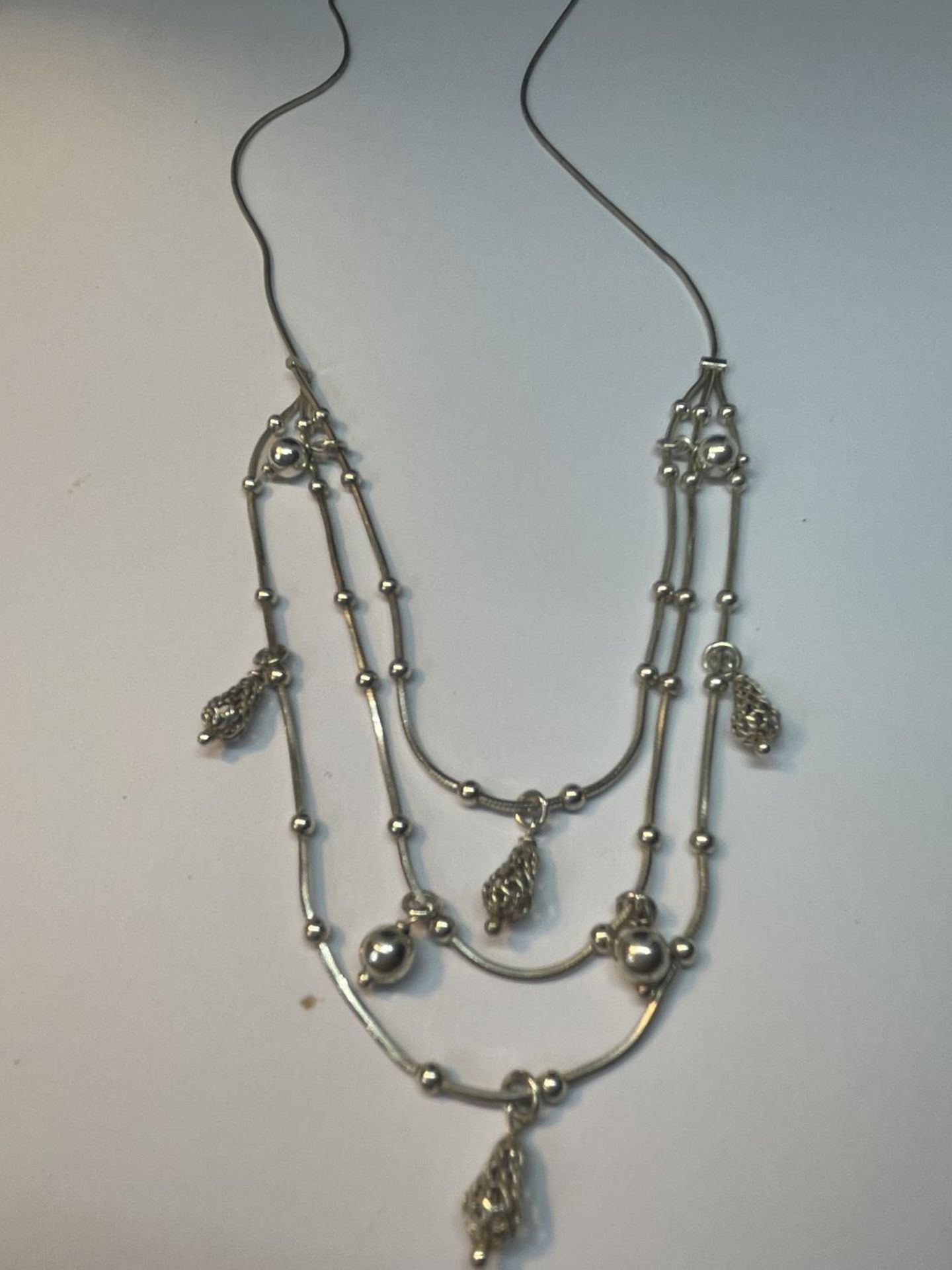 A MARKED SILVER NECKLACE WITH A THREE STRAND DESIGN IN A PRESENTATION BOX - Image 2 of 4