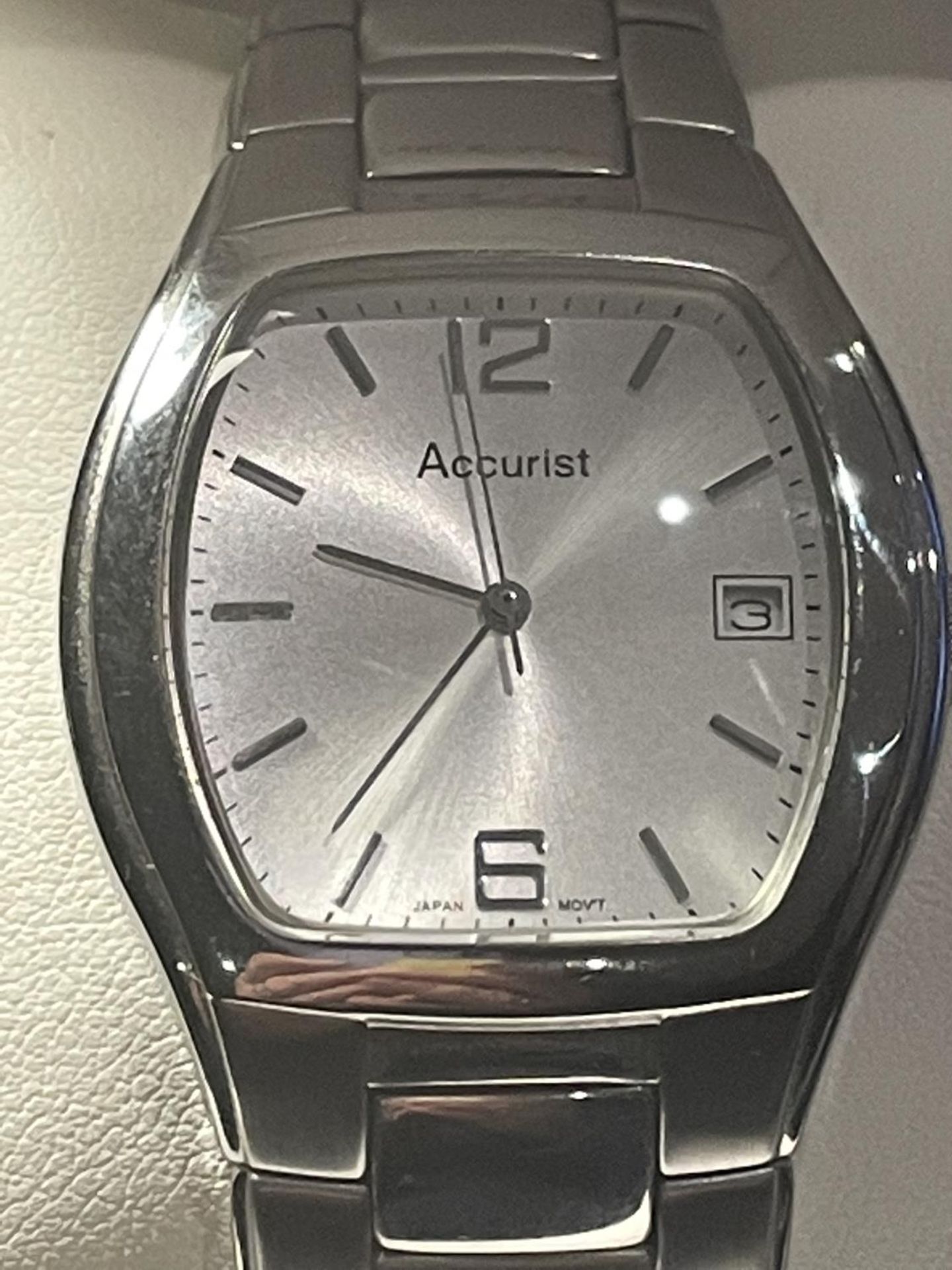 AN ACCURIST WRISTWATCH IN A PRESENTATION BOX SEEN WORKING BUT NO WARRANTY - Image 2 of 3