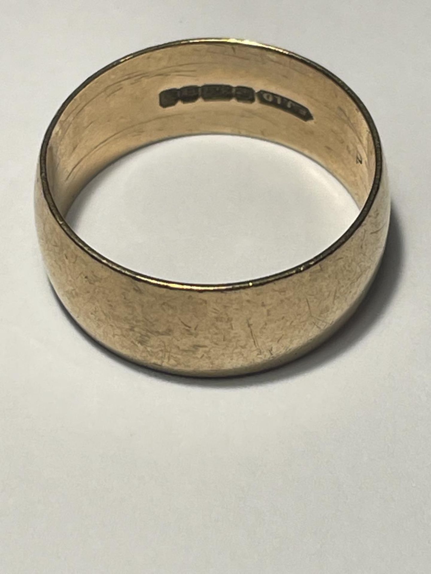 A 9 CARAT GOLD WEDDING BAND MARKED 375 SIZE Q GROSS WEIGHT 4.93 GRAMS