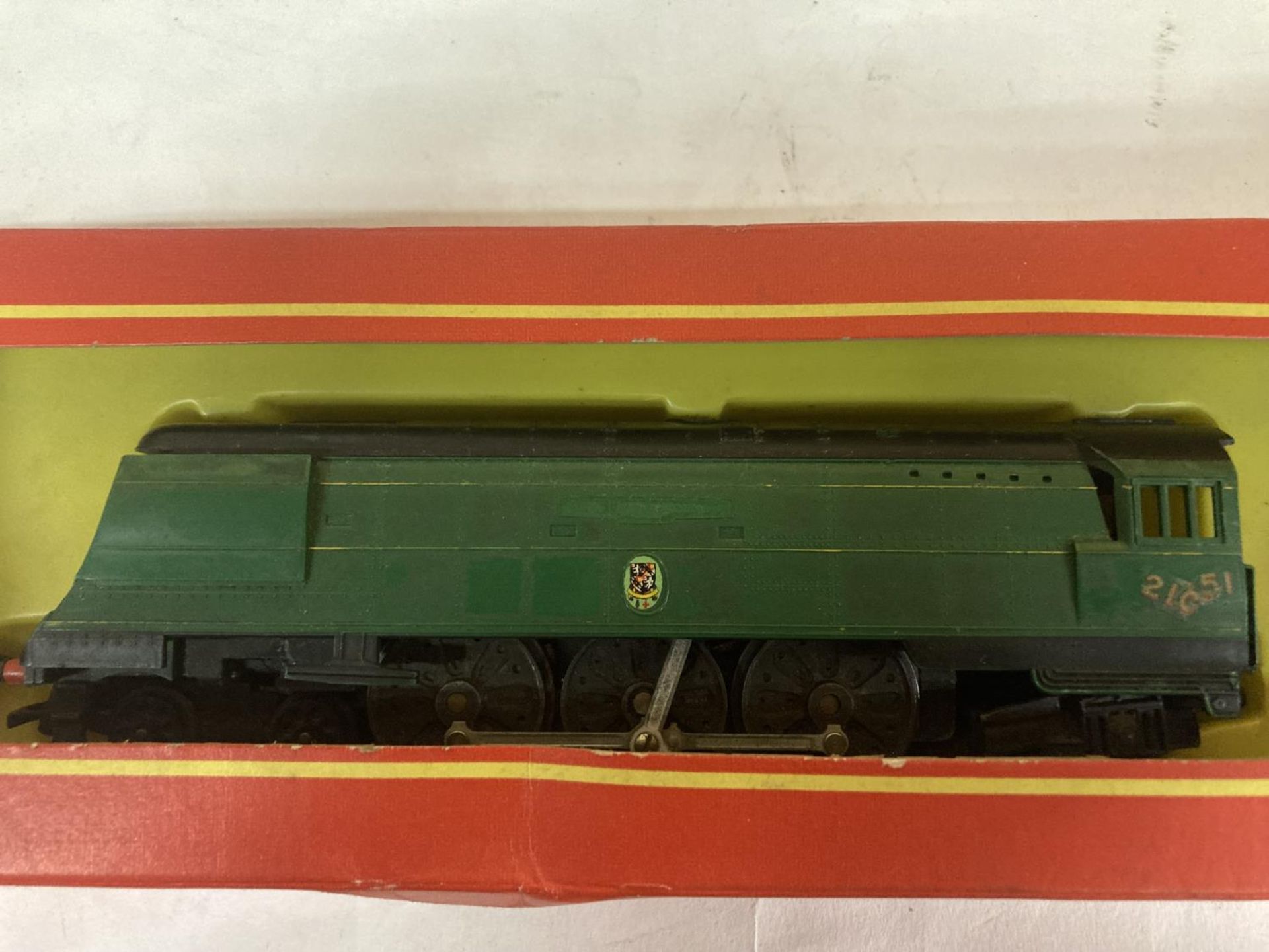 A TRI-ANG HORNBY MODEL OF SOUTHERN GOLDEN ARROW 4-6-2 LOCOMOTIVE WINSTON CHURCHILL IN BOX - Image 3 of 6