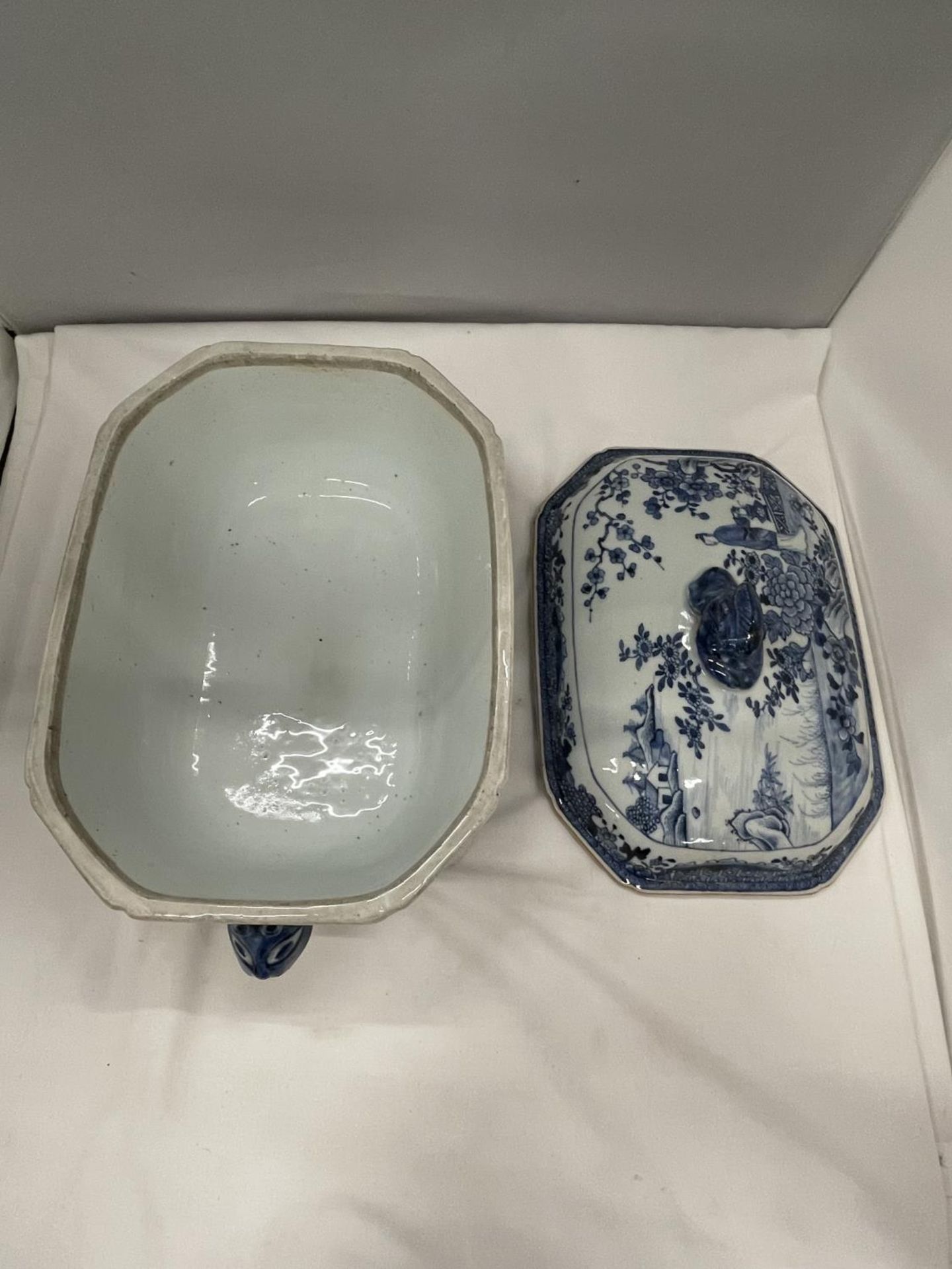 A BELIEVED TO BE LATE 18TH/EARLY 19TH CENTURY CHINESE QING DYNASTY/NANKIN BLUE AND WHITE LARGE - Image 8 of 9