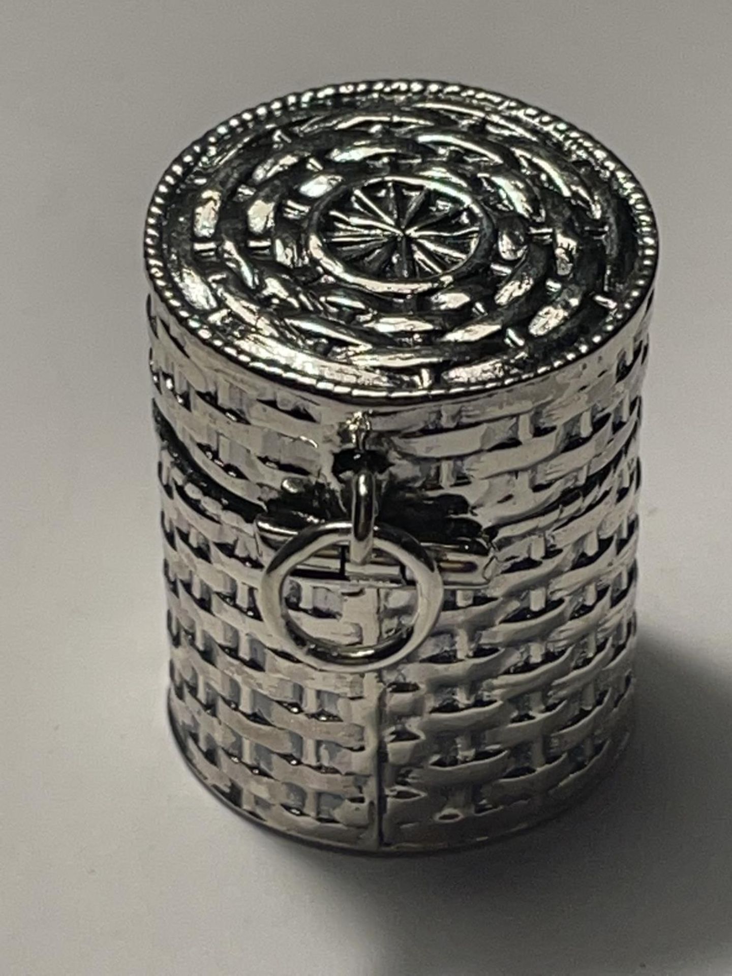 A MARKED SILVER THIMBLE CASE IN THE GUISE OF A BASKET - Image 2 of 4