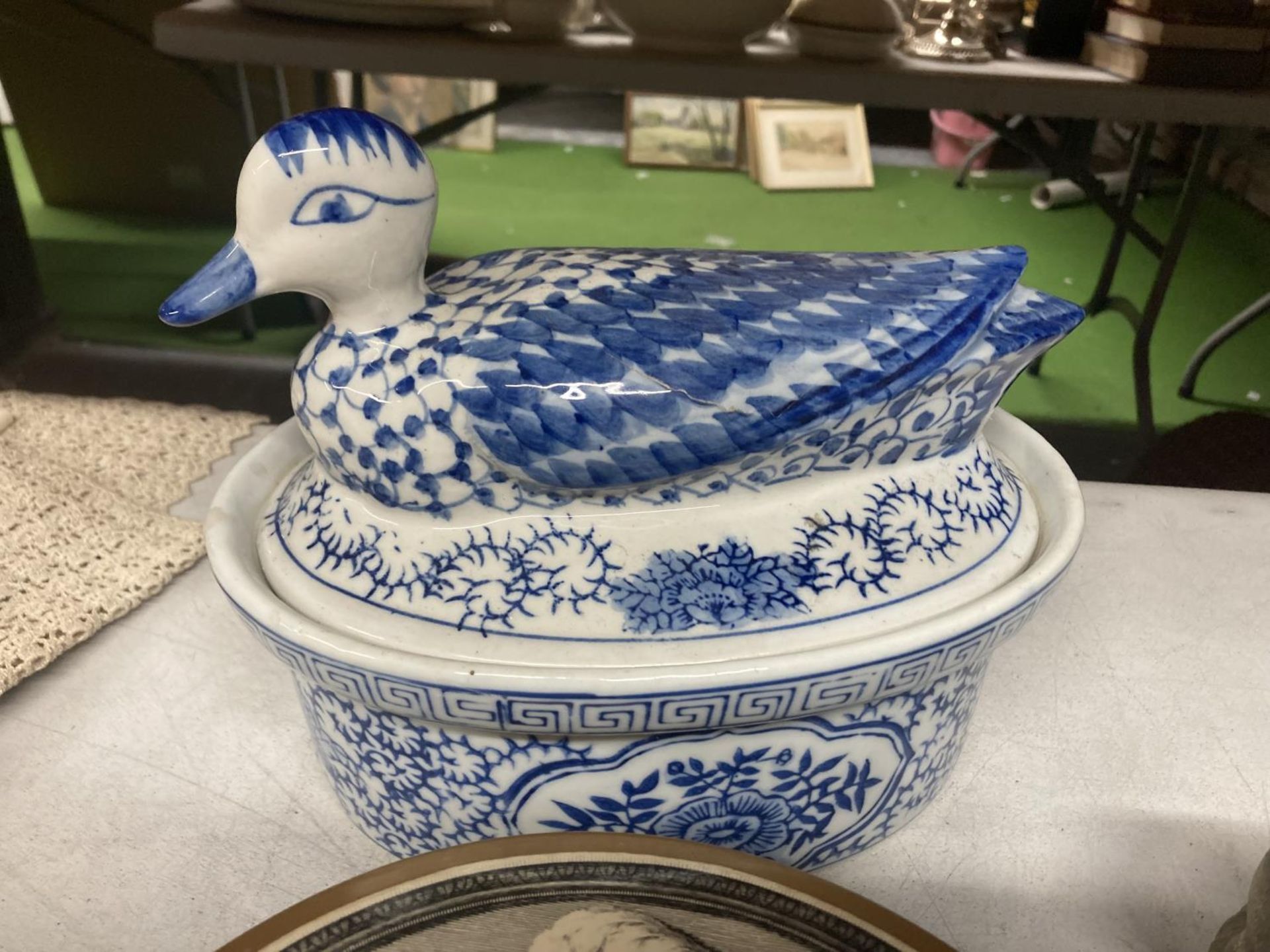 A MIXED LOT TO INCLUDE A BLUE AND WHITE TUREEN WITH A DUCK LID, ARMORIAL PLACE MATS, PIGGY BANK, ETC - Image 4 of 5