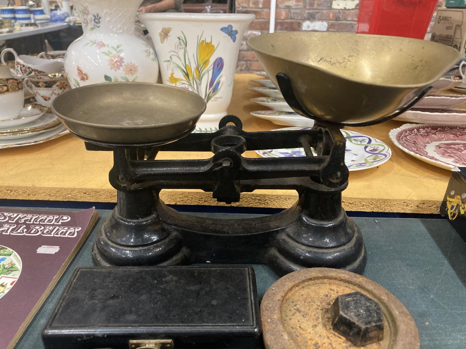 A VINTAGE SET OF CAST SCALES WITH BRASS PANS PLUS A QUANTITY OF WEIGHTS - Image 3 of 3