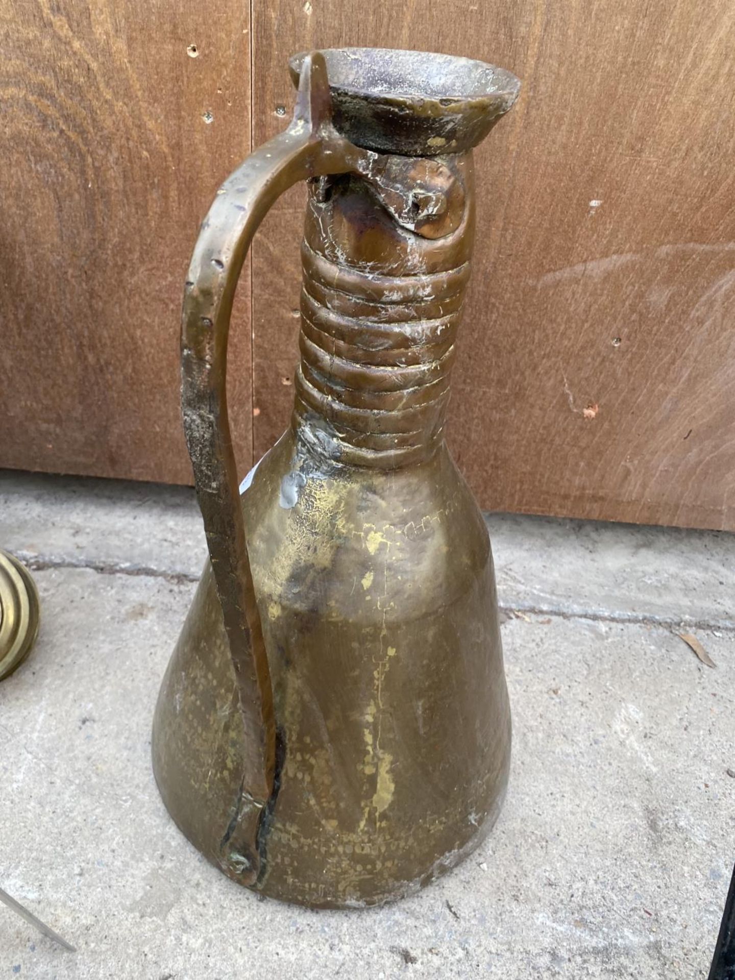 A LARGE MIDDLE EASTERN STYLE COPPER JUG - Image 3 of 3