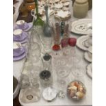 A LARGE QUANTITY OF GLASSWARE TO INCLUDE COLOURED SLIM NECK VASES, A M'DINA STYLE BOWL, DARTINGTON