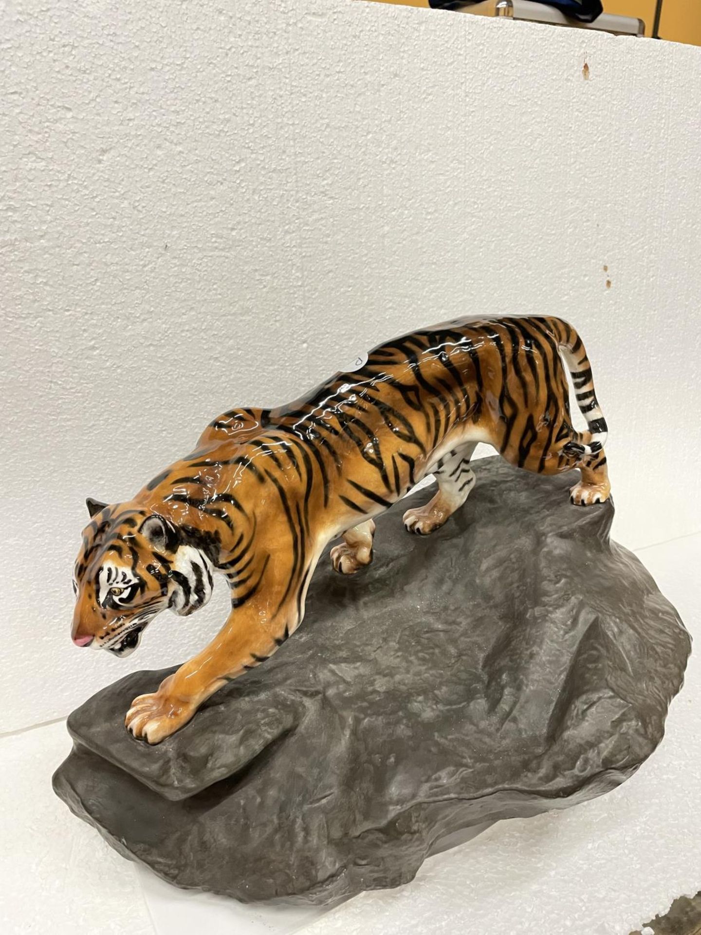 A RARE ROYAL DOULTON FIGURE TIGER ON THE ROCK HN 2639 FROM THE PRESTIGE CATS SERIES DESIGNED BY - Image 2 of 7