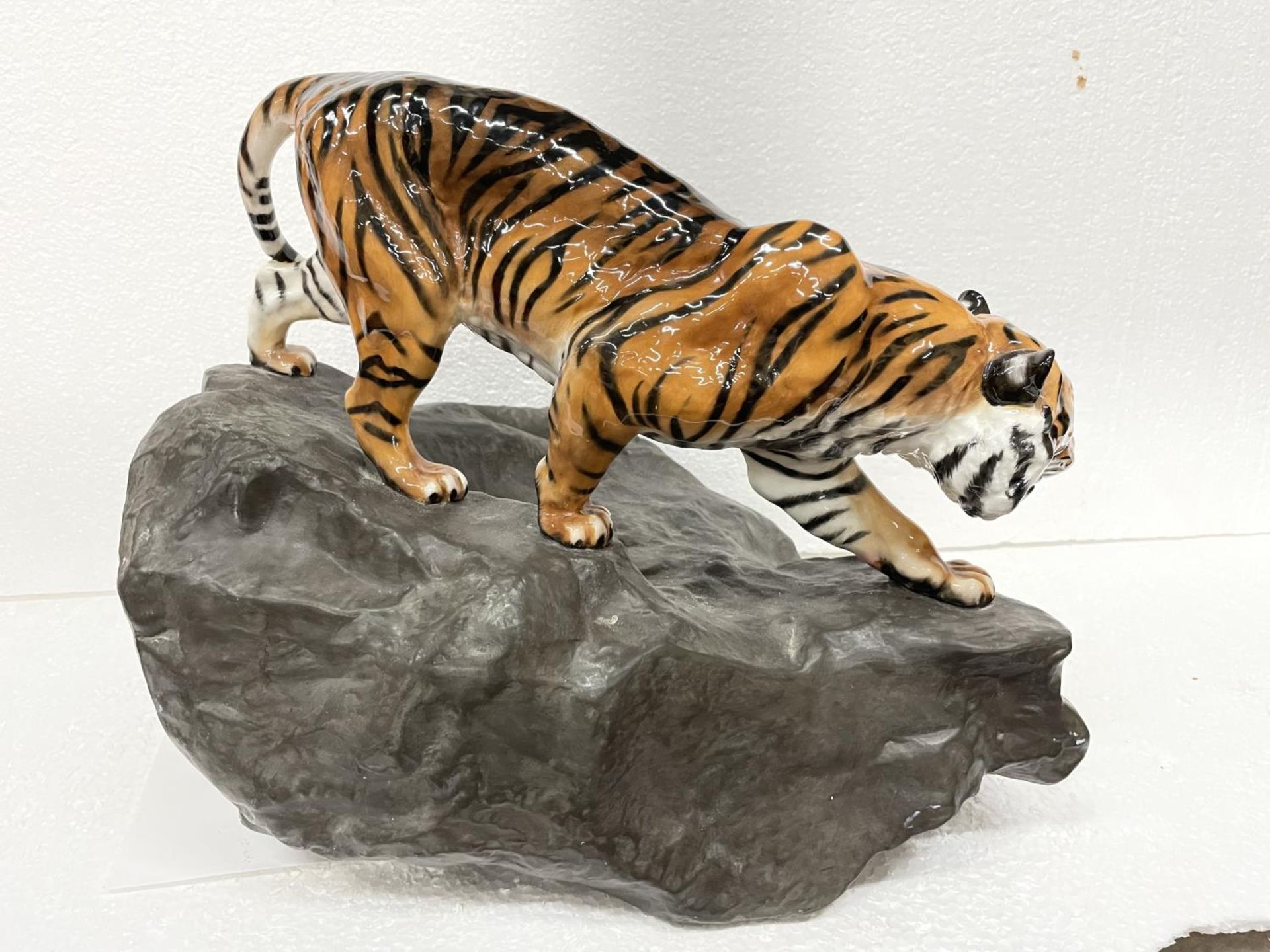 A RARE ROYAL DOULTON FIGURE TIGER ON THE ROCK HN 2639 FROM THE PRESTIGE CATS SERIES DESIGNED BY - Image 4 of 7