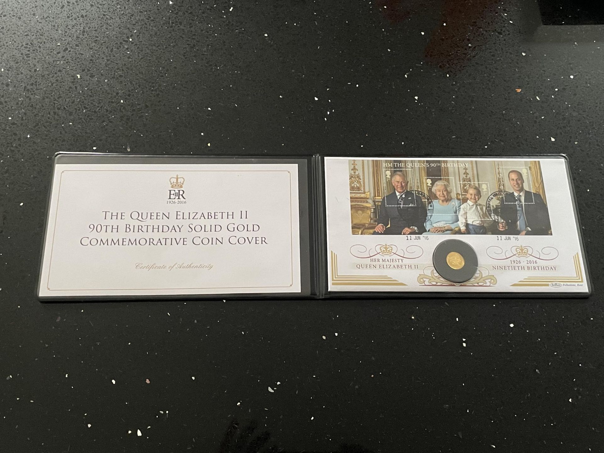 A QUEEN ELIZABETH II 90TH BIRTHDAY 9 CARAT GOLD COMMEMORATIVE COIN COVER - LIMITED EDITION OF 499