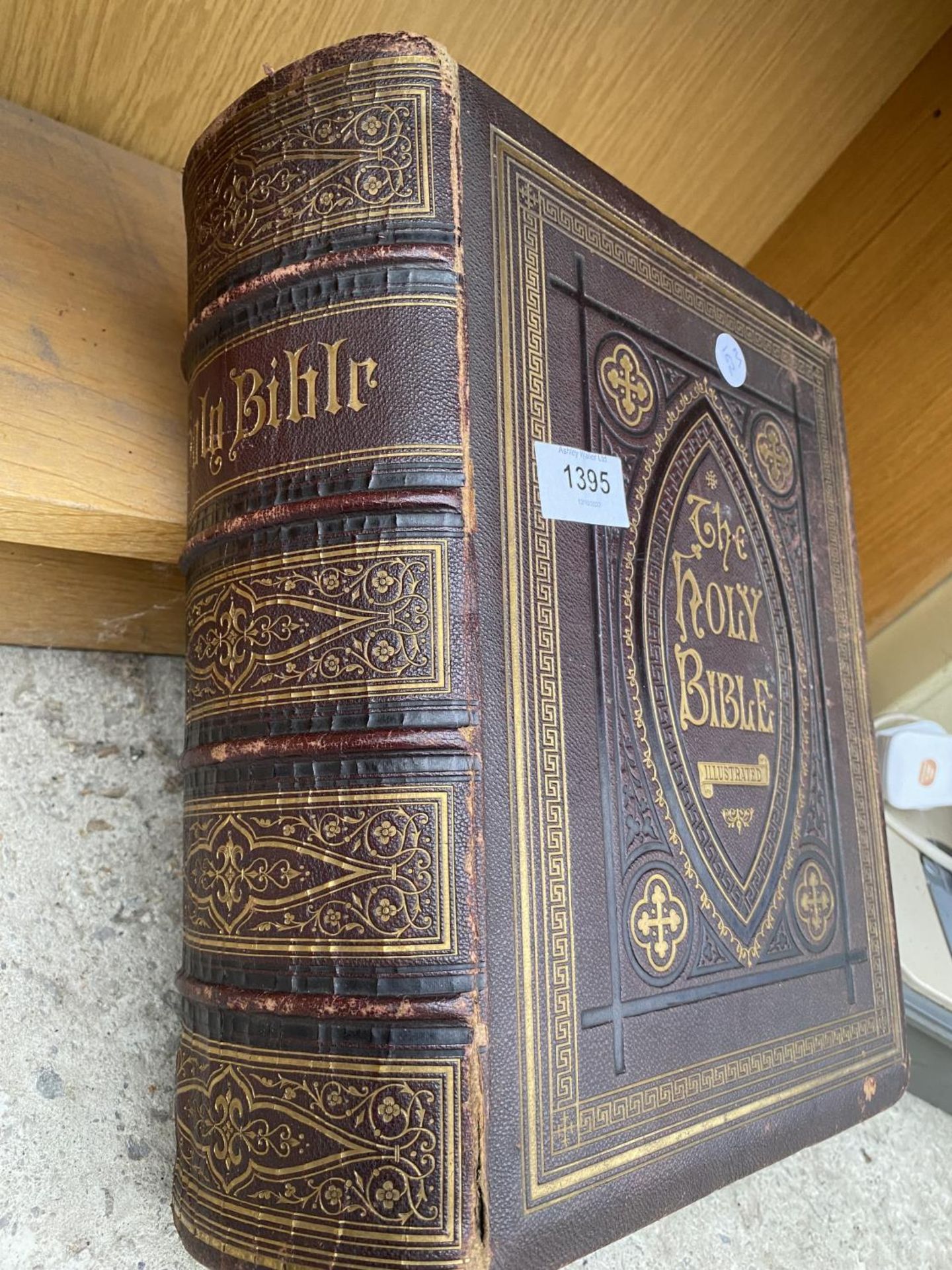 A VINTAGE LEATHER BOUND HOLY BIBLE - Image 4 of 5