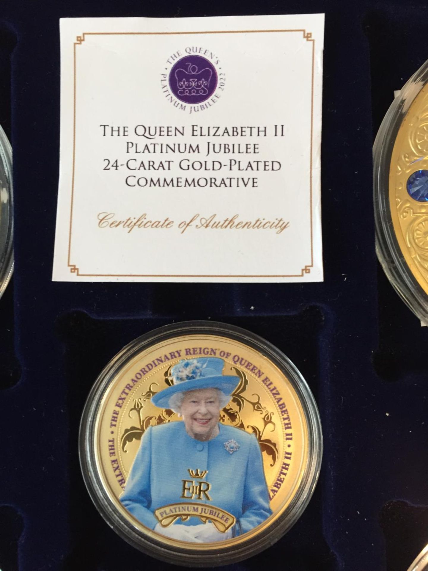 A COLLECTION OF VARIOUS COMMEMORATIVE COINS TO INCLUDE THE QUEEN ELIZABETH II PLATINUM JUBILEE 24 - Image 2 of 4