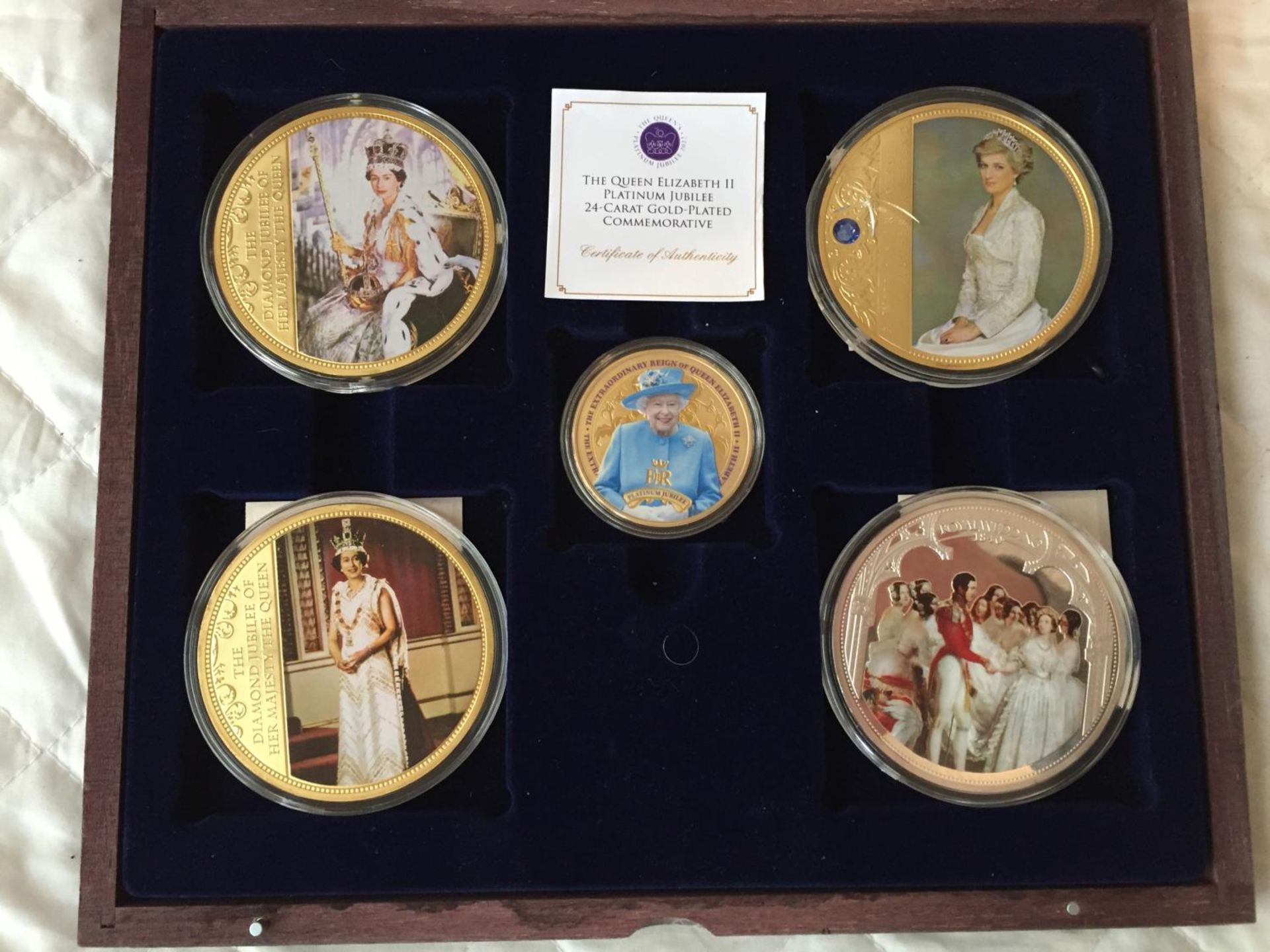 A COLLECTION OF VARIOUS COMMEMORATIVE COINS TO INCLUDE THE QUEEN ELIZABETH II PLATINUM JUBILEE 24