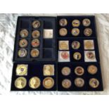 A COLLECTION OF COMMEMORATIVE COINS MAINLY CONSISTING OF QUEEN ELIZABETH II COINS IN CAPSULES SOME