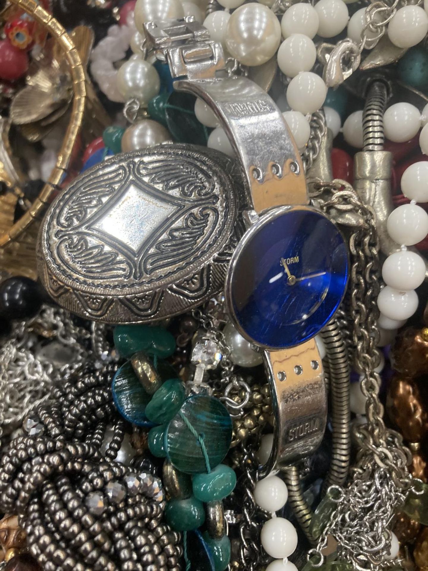 A LARGE QUANTITY OF COSTUME JEWELLERY TO INCLUDE WATCHES, BANGLES, BEADS, NECKLACES, BRACELETS, ETC - Image 2 of 3