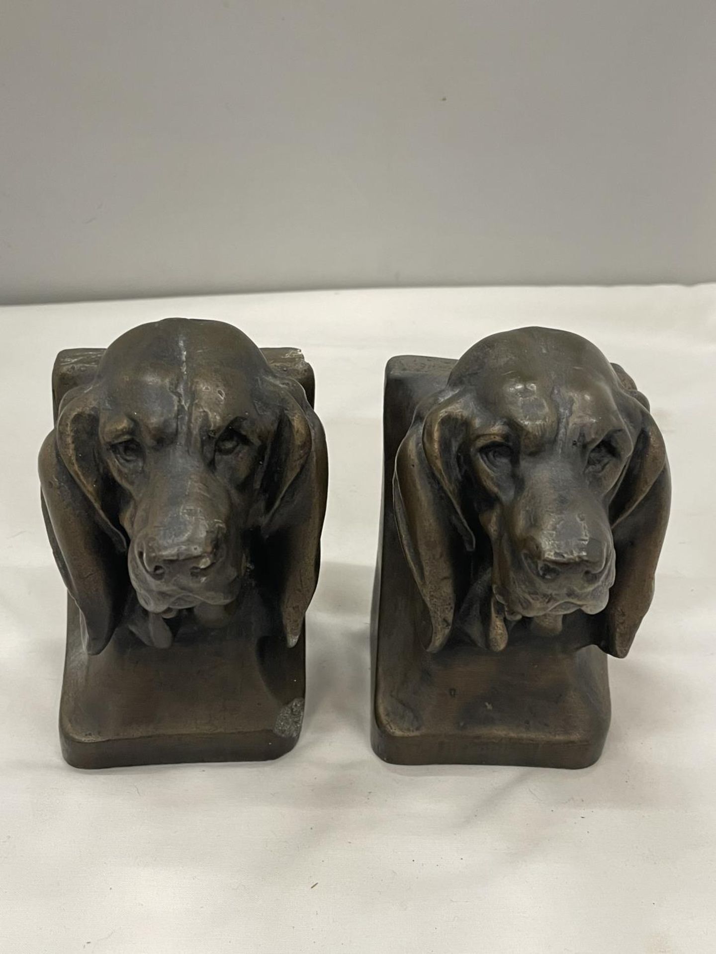 A PAIR OF DOGS HEAD BOOK ENDS