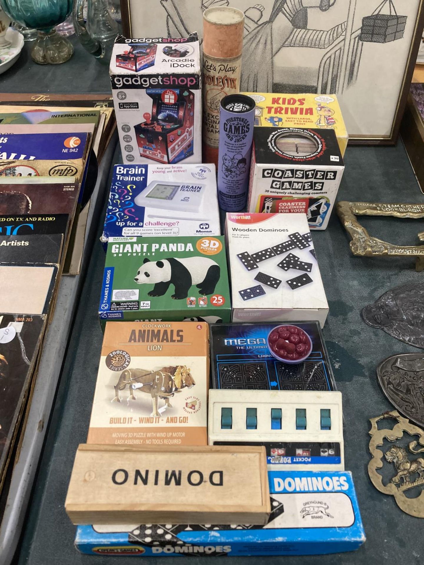A COLLECTION OF VINTAGE AND MODERN GAMES TO INCLUDE DOMINOES, CLOCKWORK ANIMALS, TRIVIA, ETC