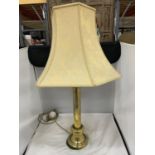 A VINTAGE BRASS TABLE LAMP WITH GOLD COLOURED SHADE