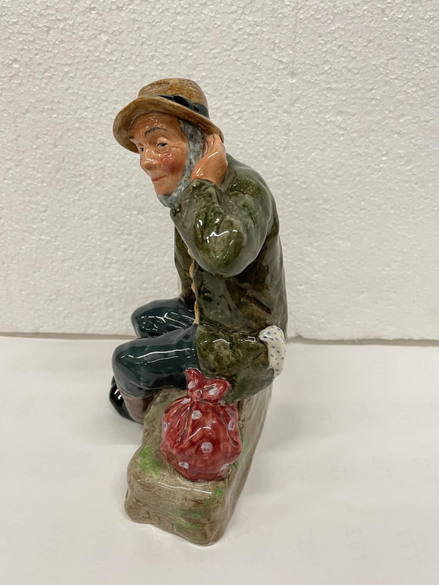 A ROYAL DOULTON FIGURE OWD WILLIAM HN 2042 - Image 2 of 5