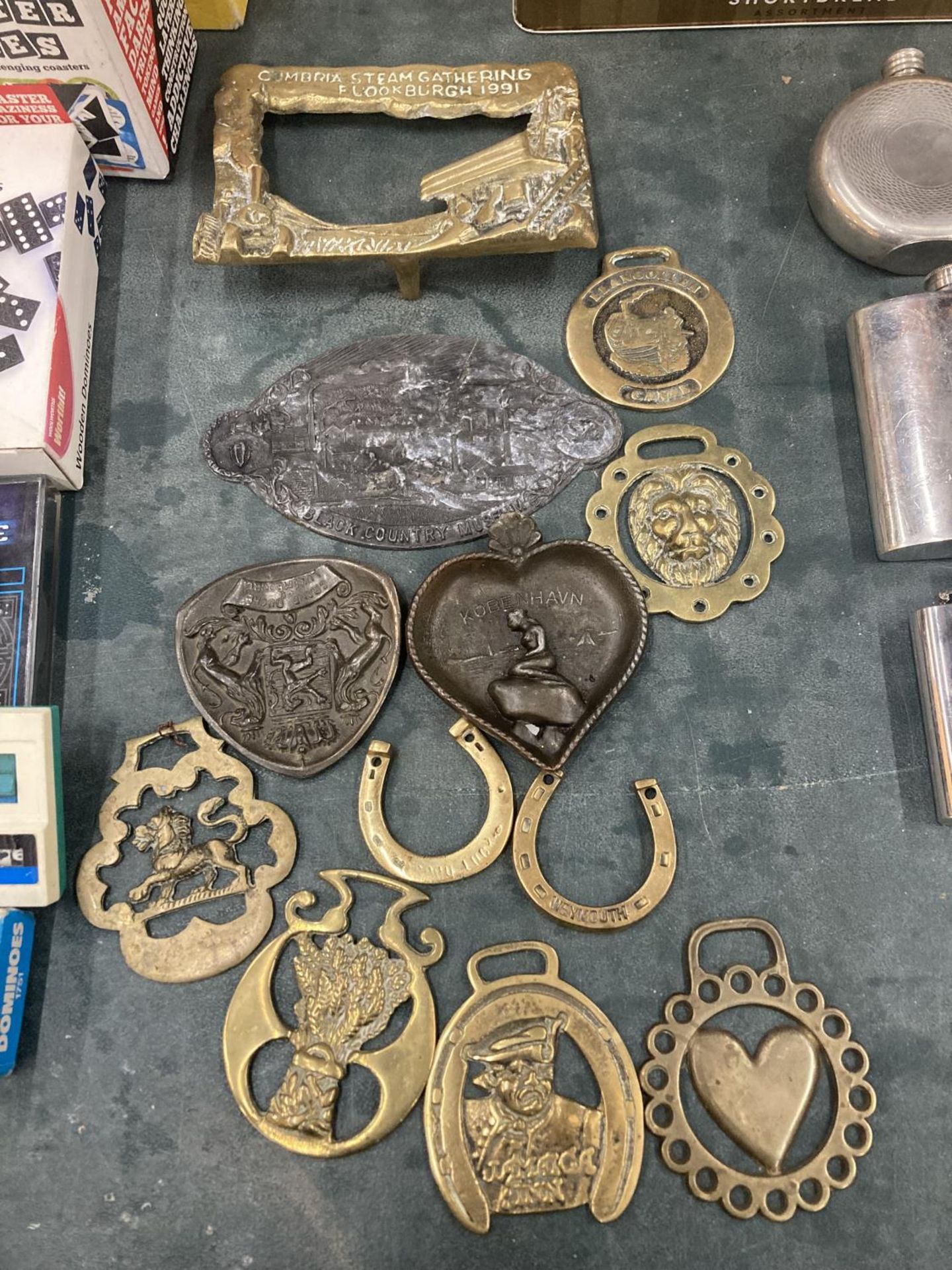 A COLLECTION OF BRASSWARE TO INCLUDE HORSE BRASSES PLAQUAES, ETC