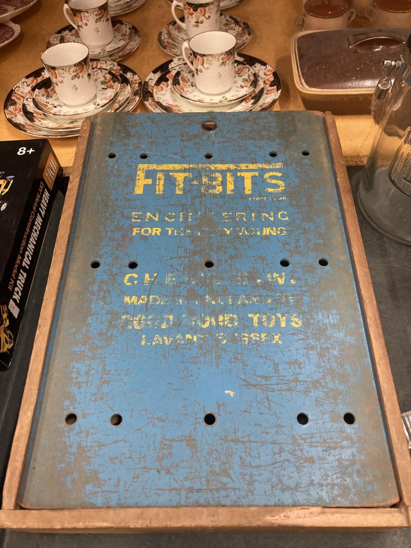 A VINTAGE 'FIT-BITS' CHILD'S CONSTRUCTION TOY IN ORIGINAL WOODEN BOX