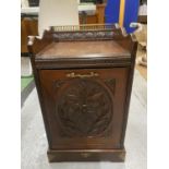 A VICTORIAN MAHOGANY PURDONIUM WITH GALLERIED TOP AND ORNATE DECORATION