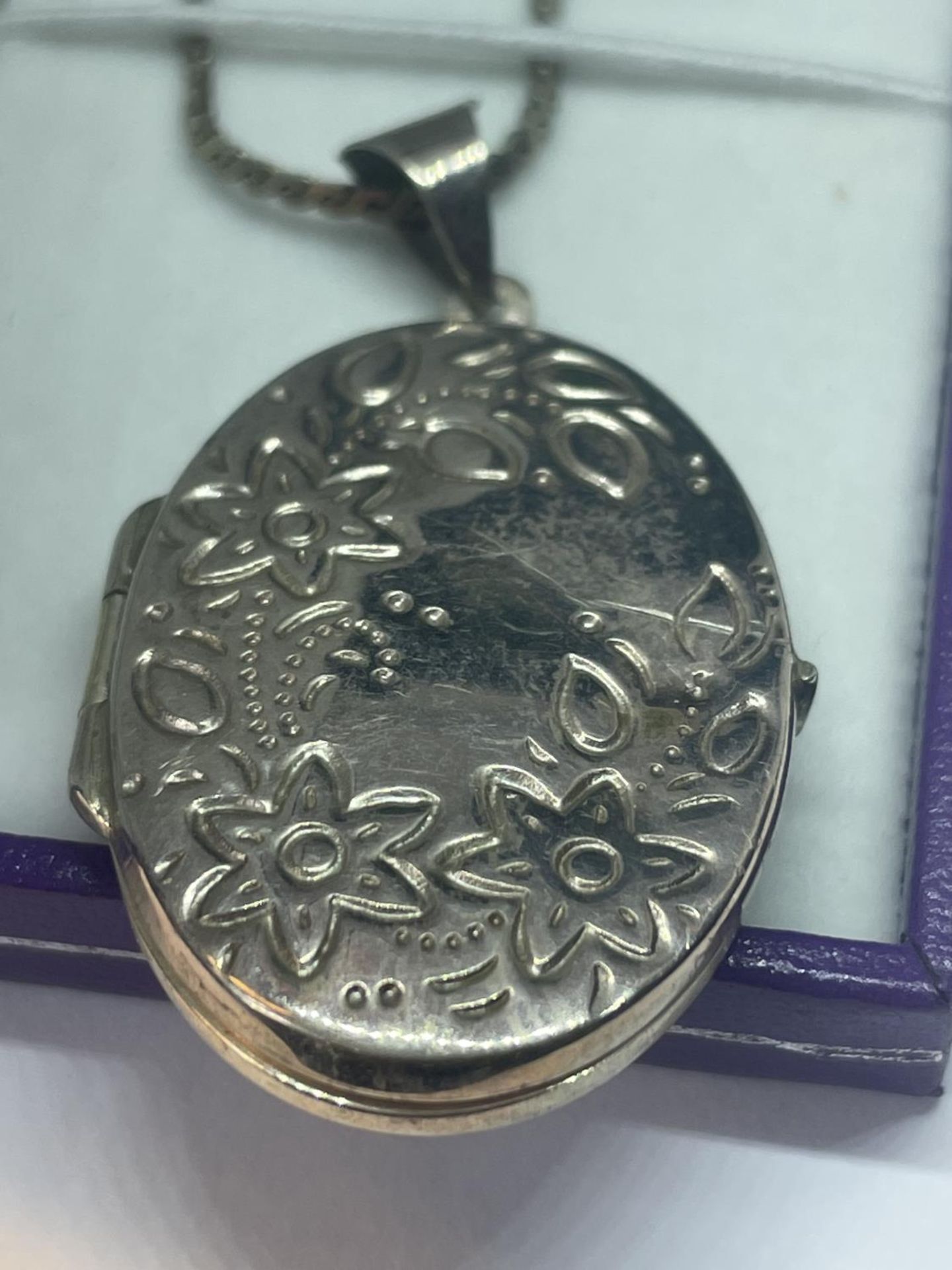 A MARKED SILVER NECKLACE WITH A LOCKET PENDANT IN A PRESENTATION BOX - Image 2 of 3