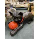 A VINTAGE BRETBY CAT WITH BALL OF WOOL, STAMPED TO THE UNDERSIDE WITH NUMBER 1618