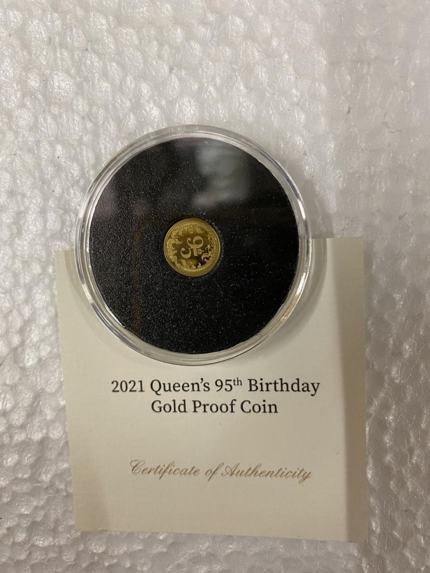 SOLOMON ISLANDS “2021 QUEEN’S 95TH BIRTHDAY” A 24 CARAT GOLD PROOF COIN WITH COA. THE COIN WEIGHS - Image 2 of 3