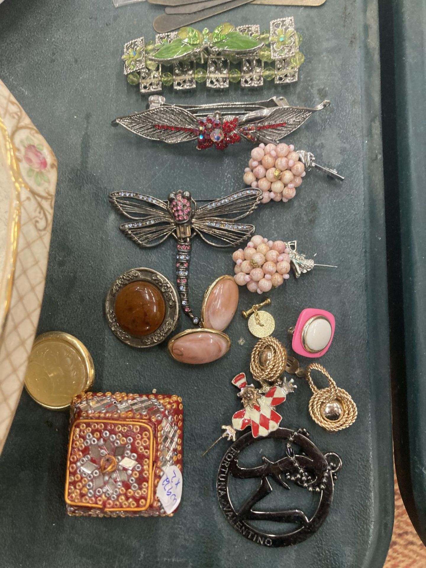 A QUANTITY OF COSTUME JEWELLERY TO INCLUDE BROOCHES, EARRINGS, ETC PLUS COMPACTS, ETC - Image 4 of 4