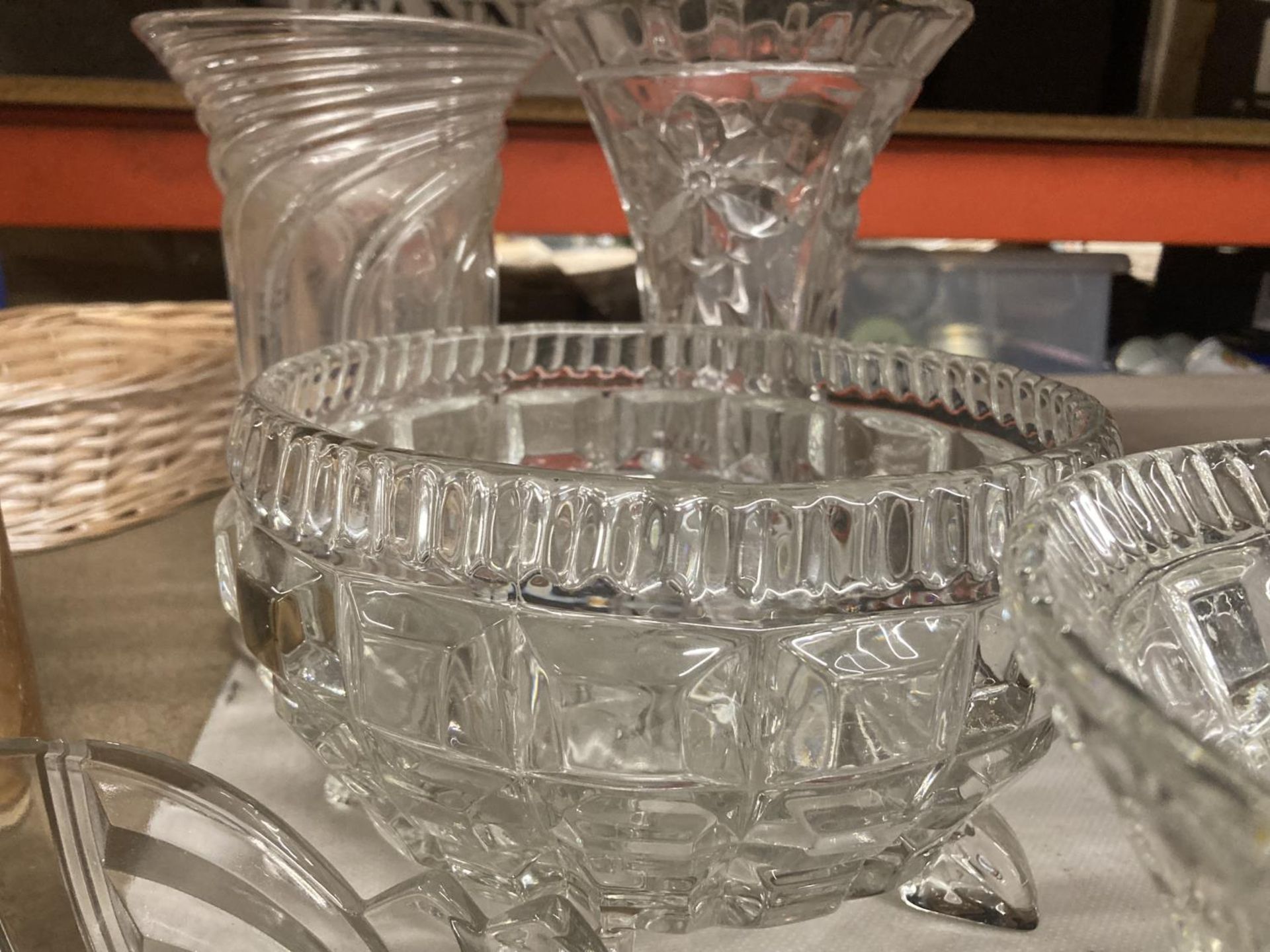 A QUANTITY OF GLASSWARE TO INCLUDE VASES, FOOTED BOWLS, ETC - Image 2 of 4
