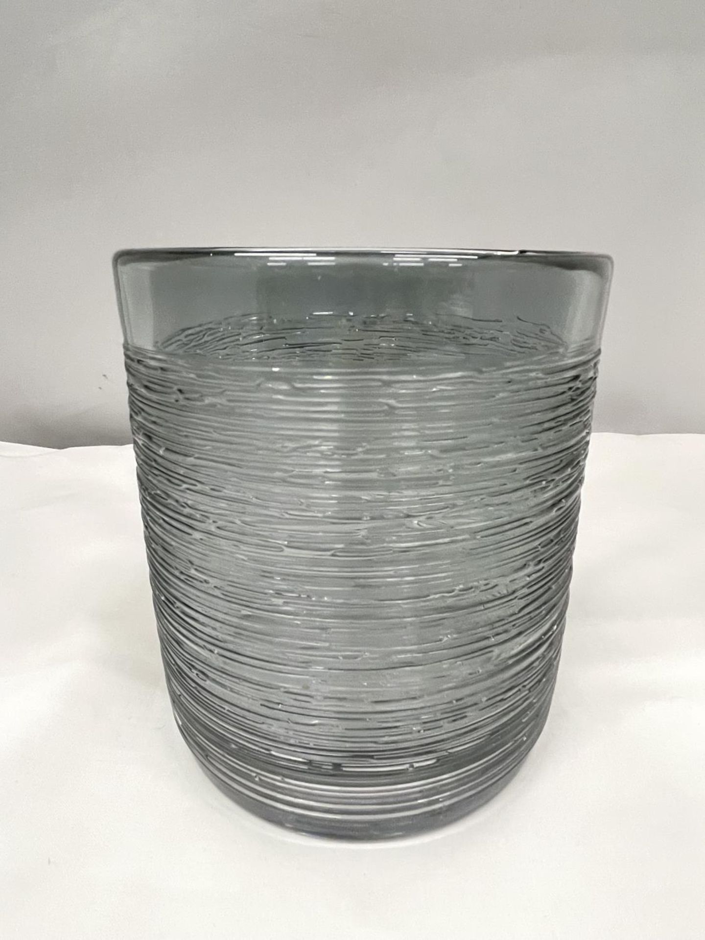 A SPUN GLASS VASE POSSIBLY BY BENGT EDENFELDT 15CM HIGH