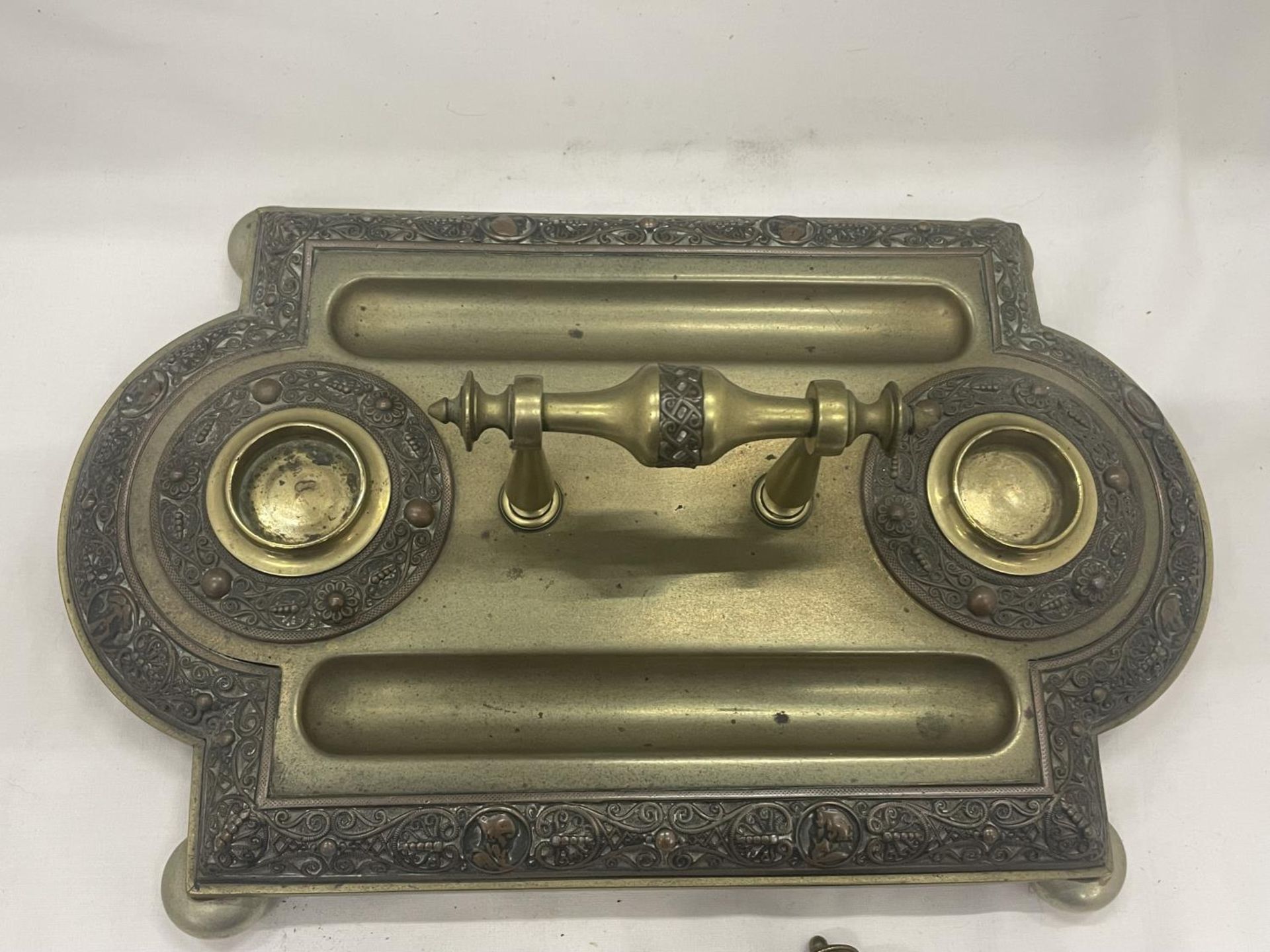 A VINTAGE BRASS DESK TIDY AND INKWELL SET - Image 4 of 5