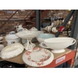 A QUANTITY OF CERAMIC ITEMS TO INCLUDE A TAZZA WITH PIERCED DECORATION, VINTAGE CAKE PLATE,