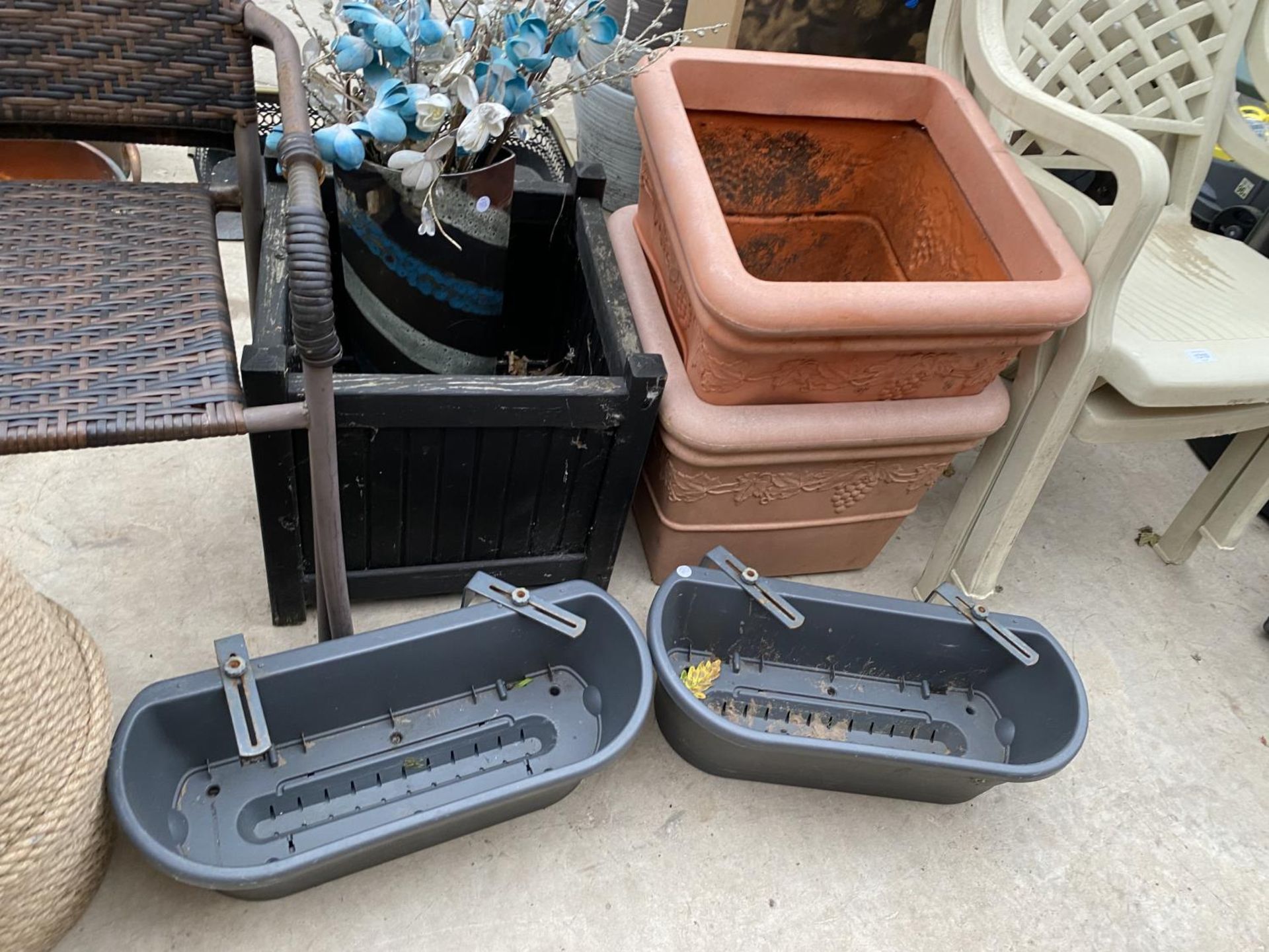 AN ASSORTMENT OF GARDEN ITEMS TO INCLUDE STACKING CHAIRS, PLANTERS AND PLASTIC WINDOW BOXES ETC - Image 3 of 3