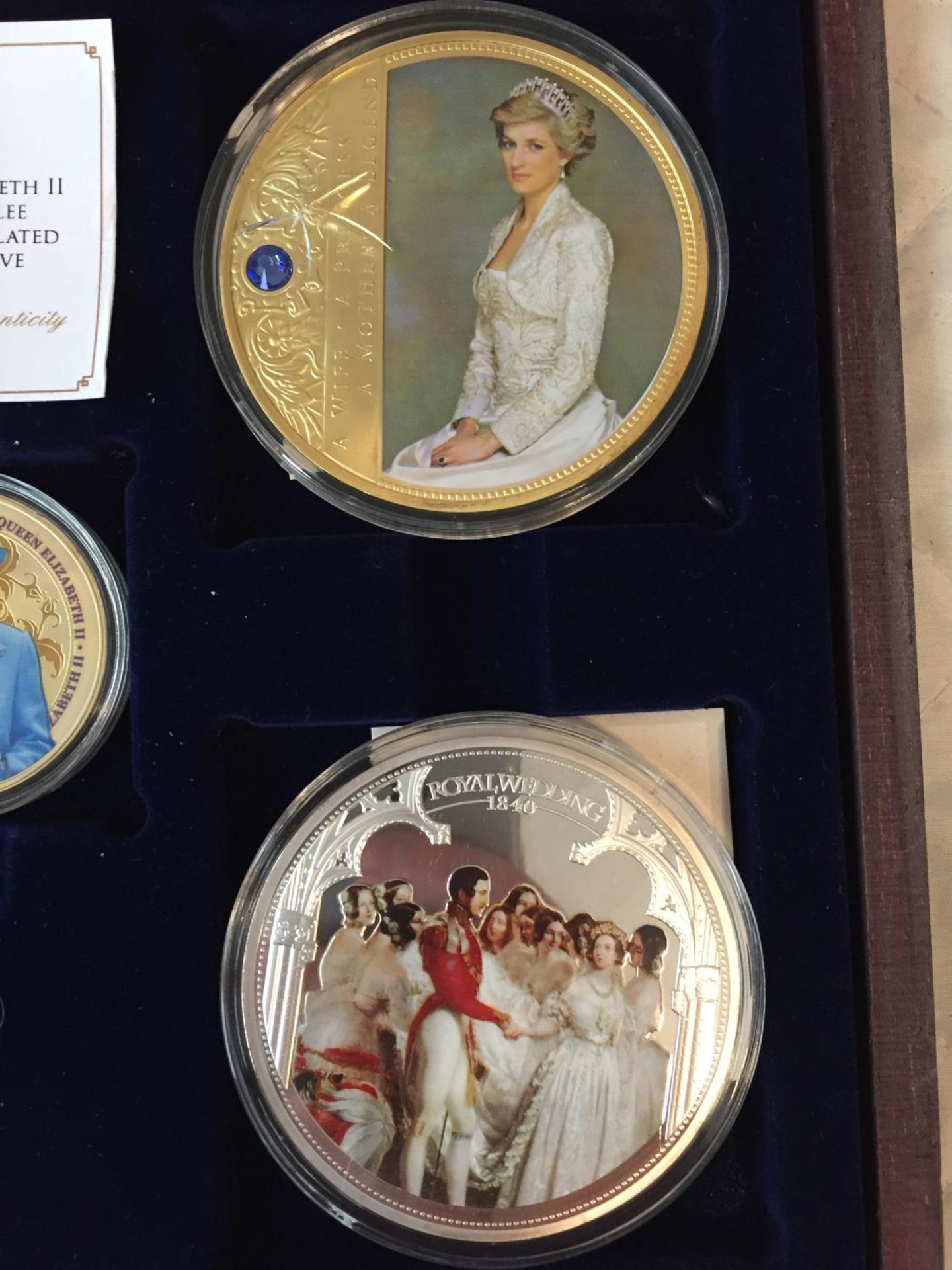 A COLLECTION OF VARIOUS COMMEMORATIVE COINS TO INCLUDE THE QUEEN ELIZABETH II PLATINUM JUBILEE 24 - Image 4 of 4