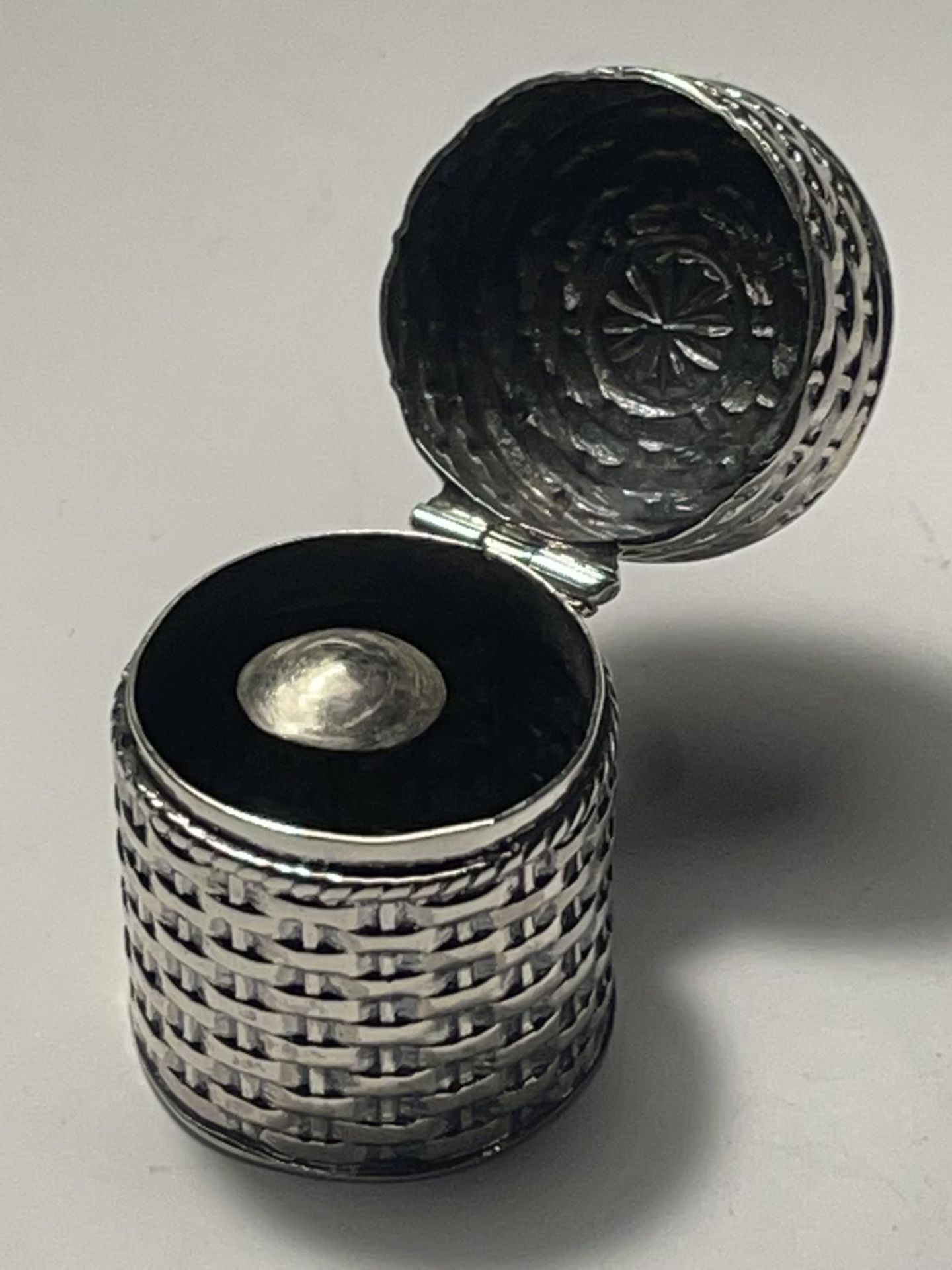 A MARKED SILVER THIMBLE CASE IN THE GUISE OF A BASKET - Image 3 of 4