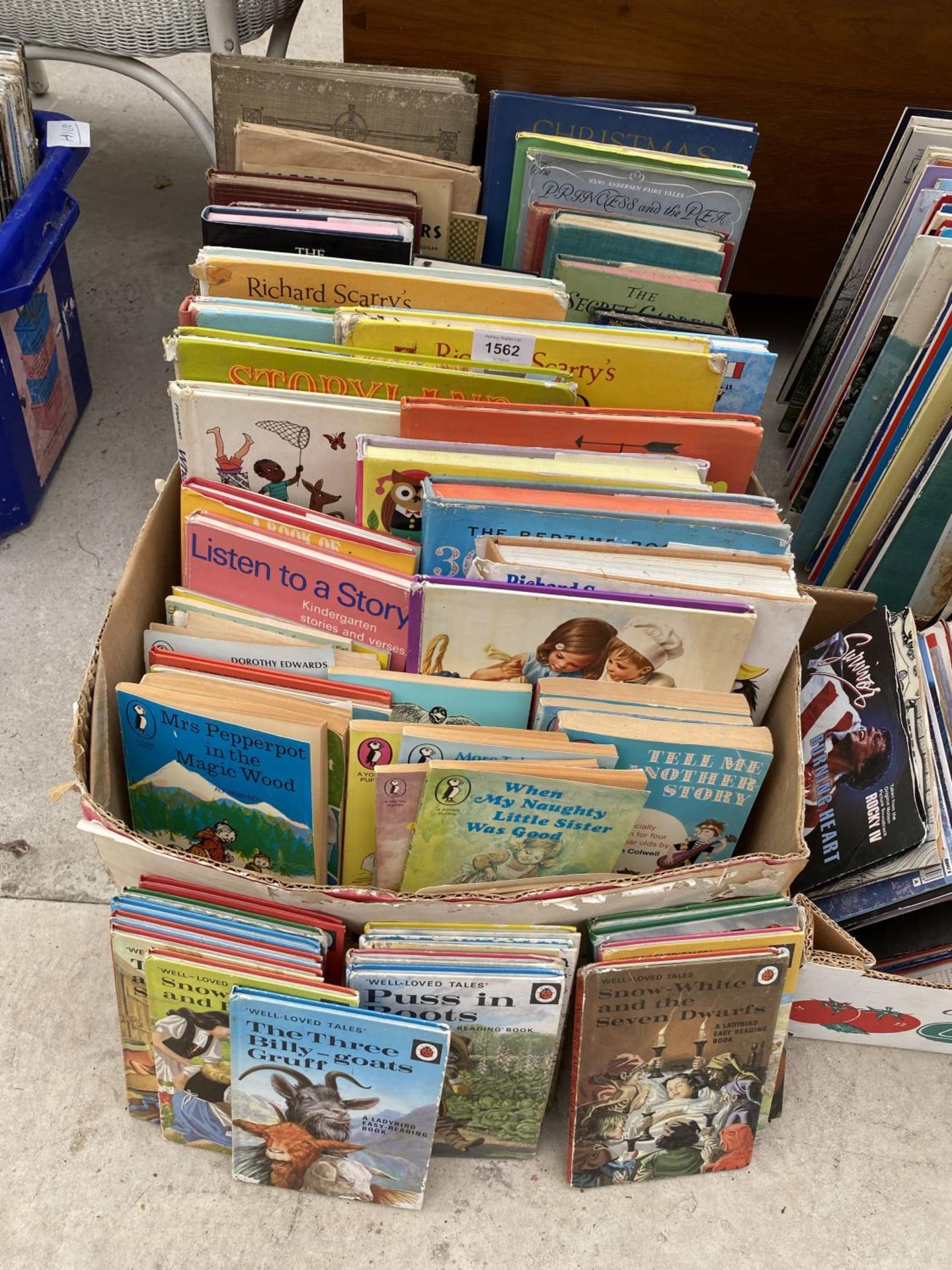 AN ASSORTMENT OF VINTAGE BOOKS TO INCLUDE LADYBIRD BOOKS ETC