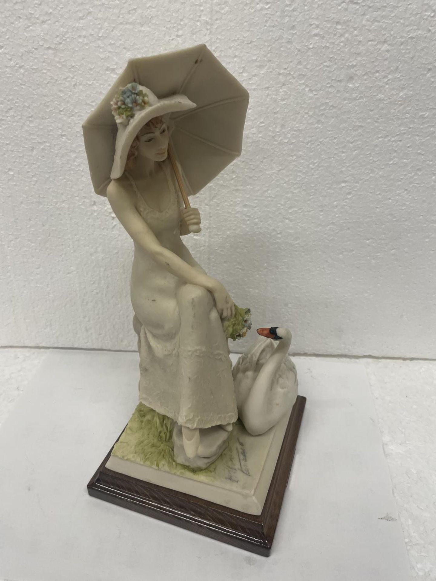 A VITTORIO TESSARO FIGURE OF A LADY AND A SWAN - Image 4 of 5