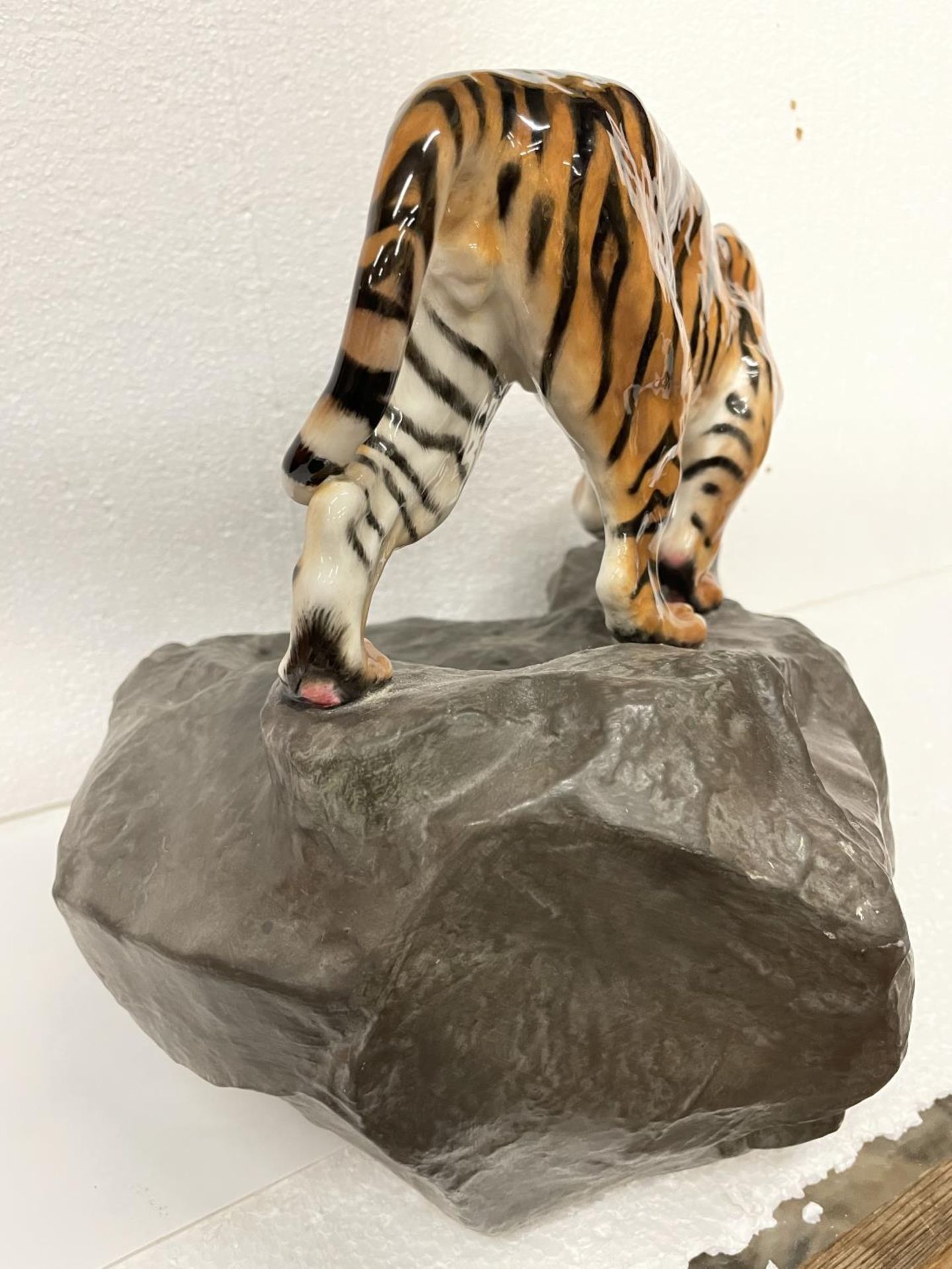 A RARE ROYAL DOULTON FIGURE TIGER ON THE ROCK HN 2639 FROM THE PRESTIGE CATS SERIES DESIGNED BY - Image 5 of 7