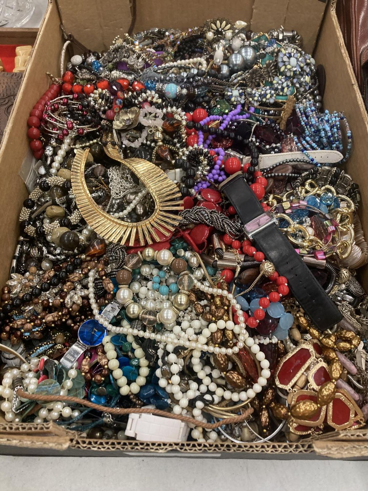 A LARGE QUANTITY OF COSTUME JEWELLERY TO INCLUDE WATCHES, BANGLES, BEADS, NECKLACES, BRACELETS, ETC